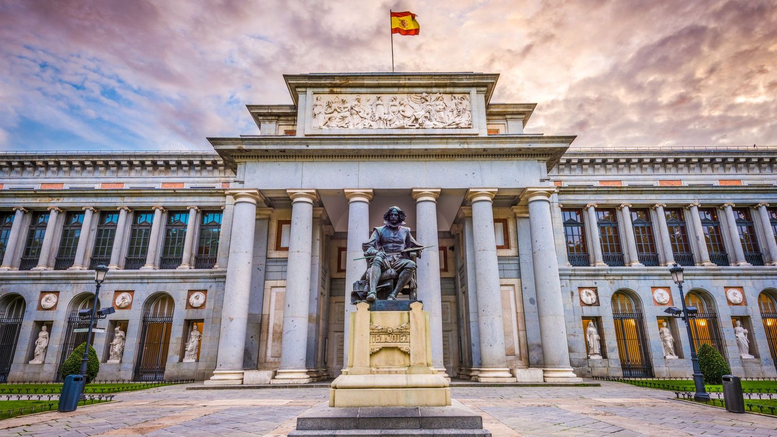 Recorremos las calles del Madrid de los Borbones en descapotable