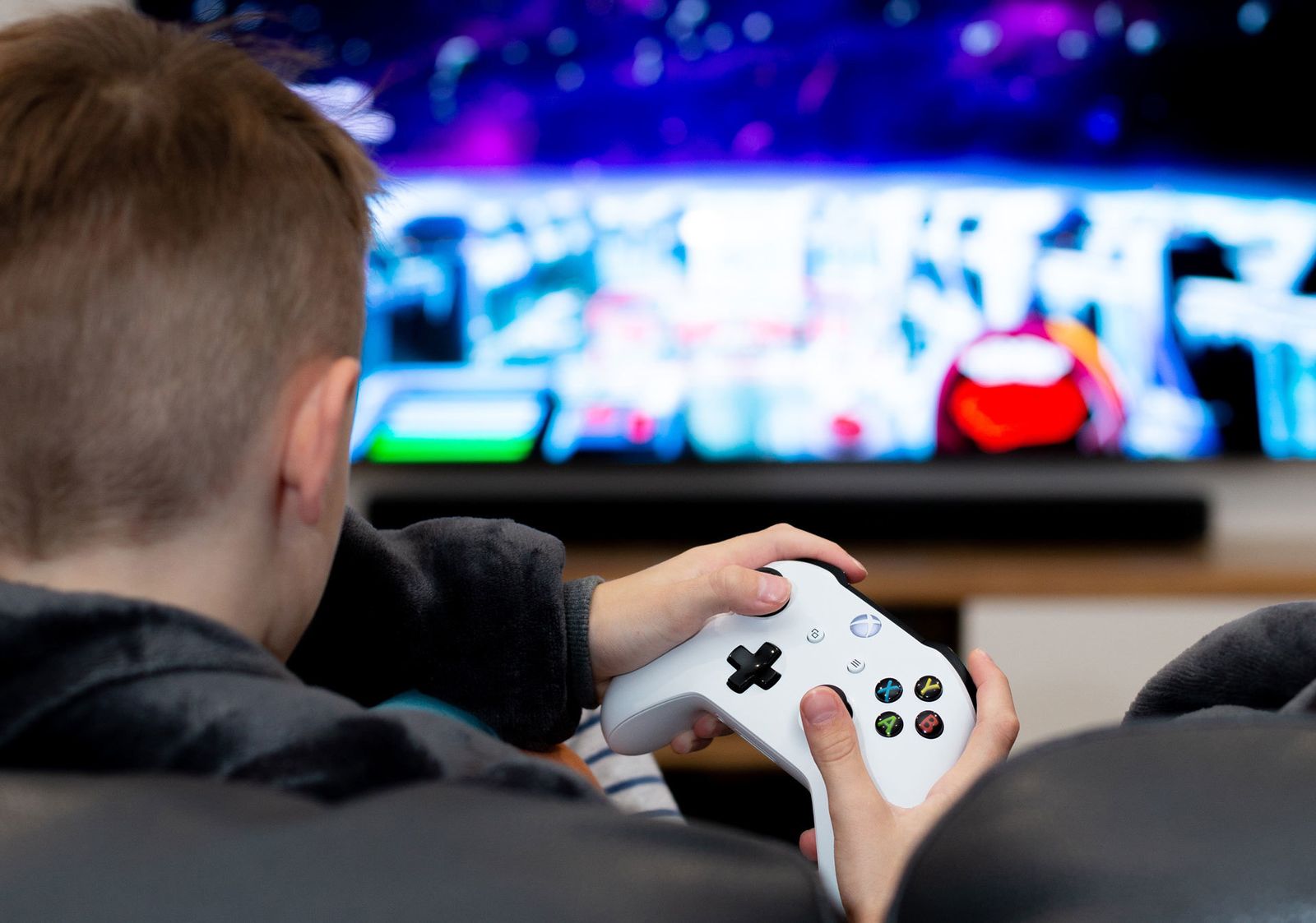 Un niño juega con la Xbox