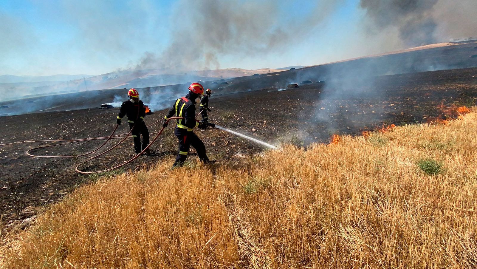 Bomberos trabajando en la extinción del incendio