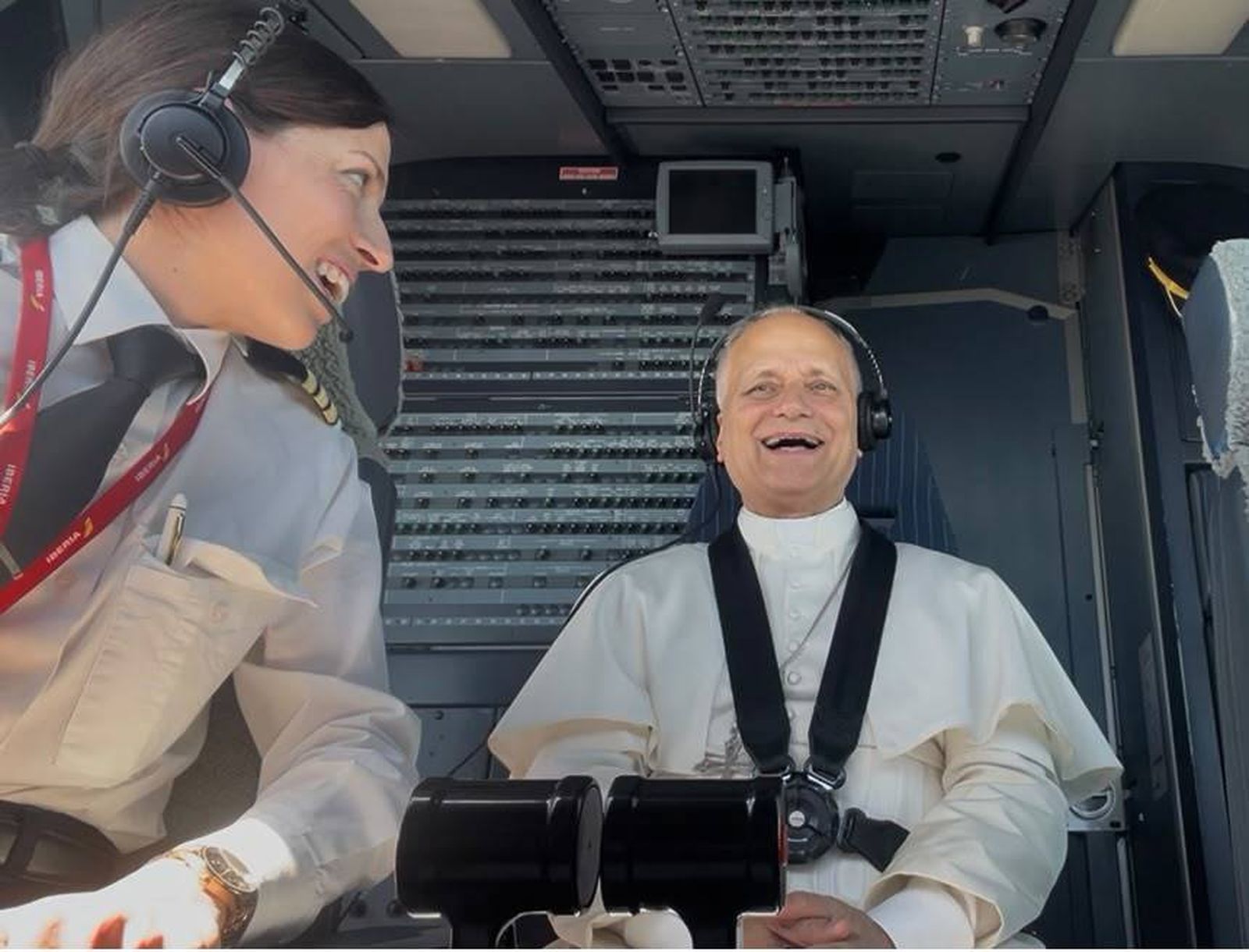 Ángeles Hernández González, la copiloto que llevó a León XIV de Madrid a Barcelona