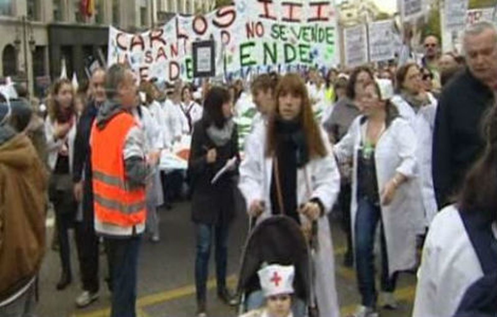 Trabajadores de La Princesa entregan 368.108 firmas en la  Consejería de Sanidad