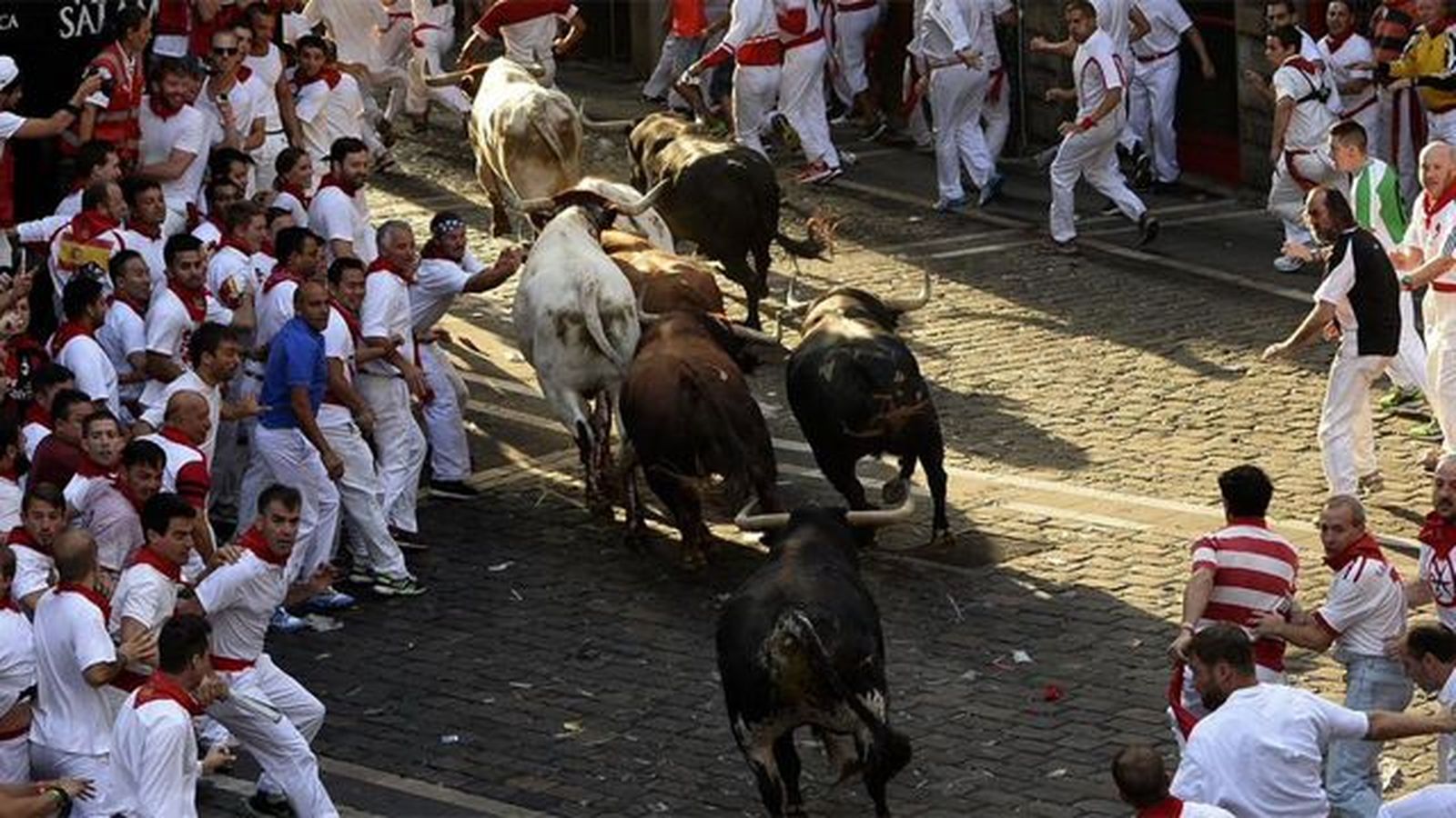 Primer encierro rápido y peligroso con un herido por asta de toro