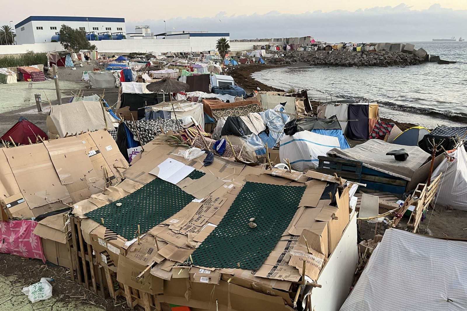 Nuevo asentamiento de personas migrantes en la playa de Benítez de Ceuta