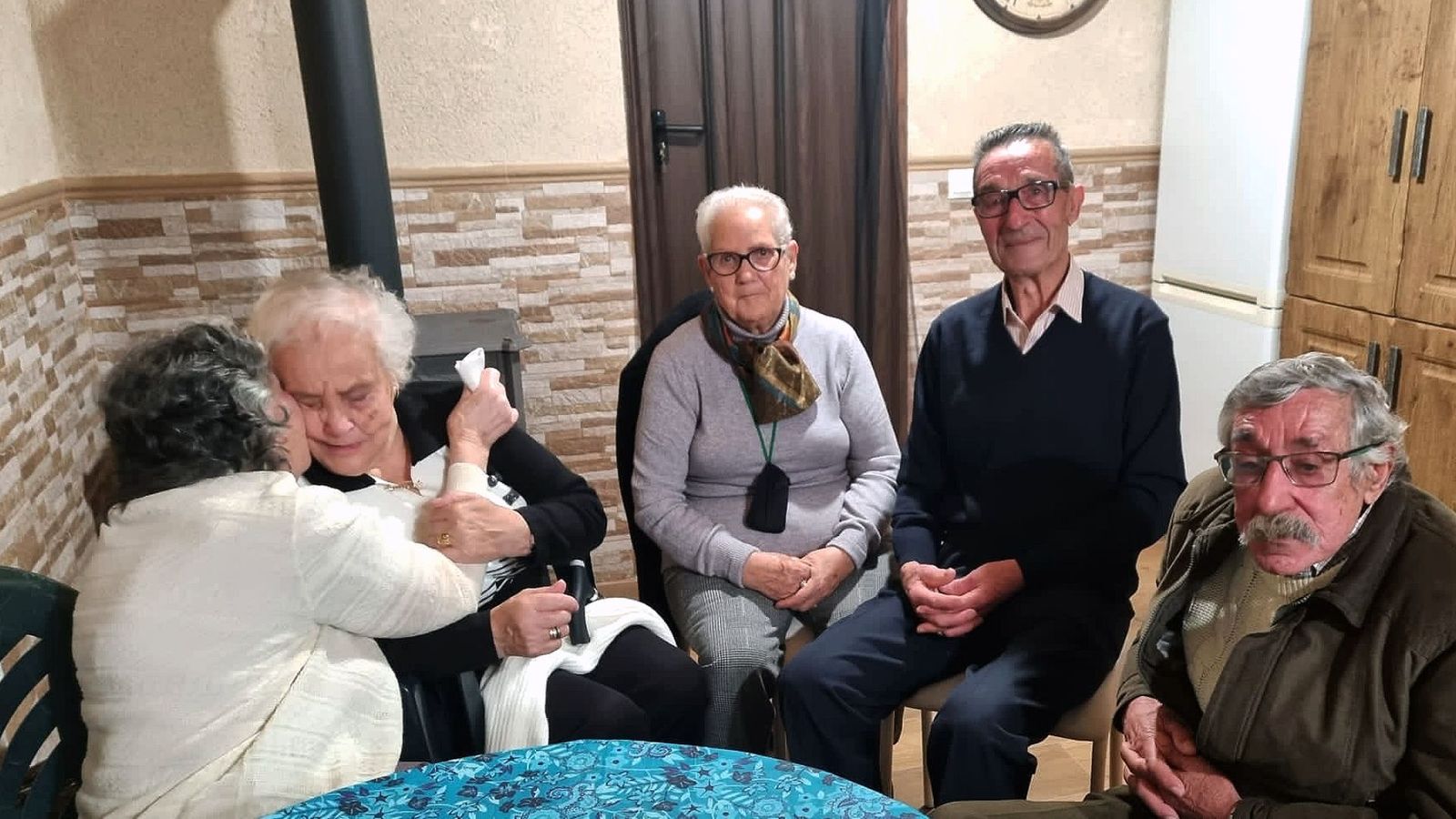 Emotivo reencuentro entre dos hermanas octogenarias que no se conocían