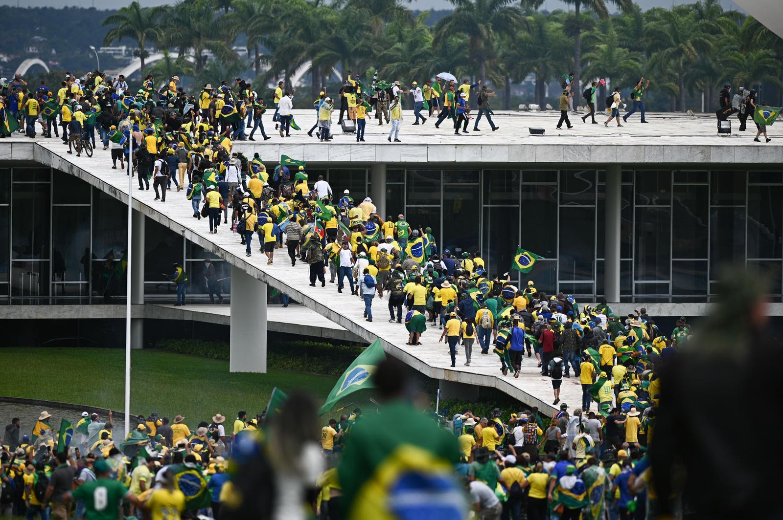Manifestantes invaden sede del poder y la Presidencia de la República en Brasil