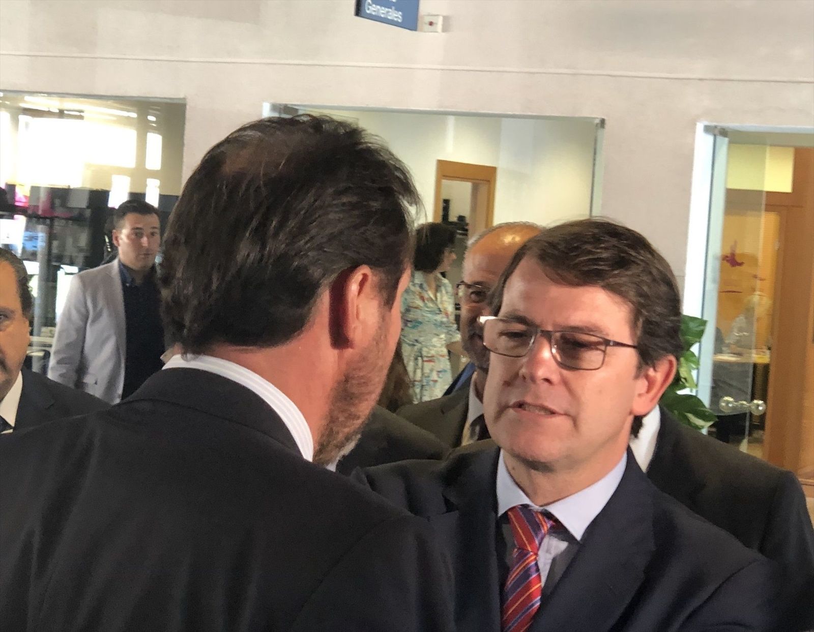 Mañueco se queja por carta ante Sánchez de lo que califica como "insultos y desprecios" del ministro Puente a Castilla y León