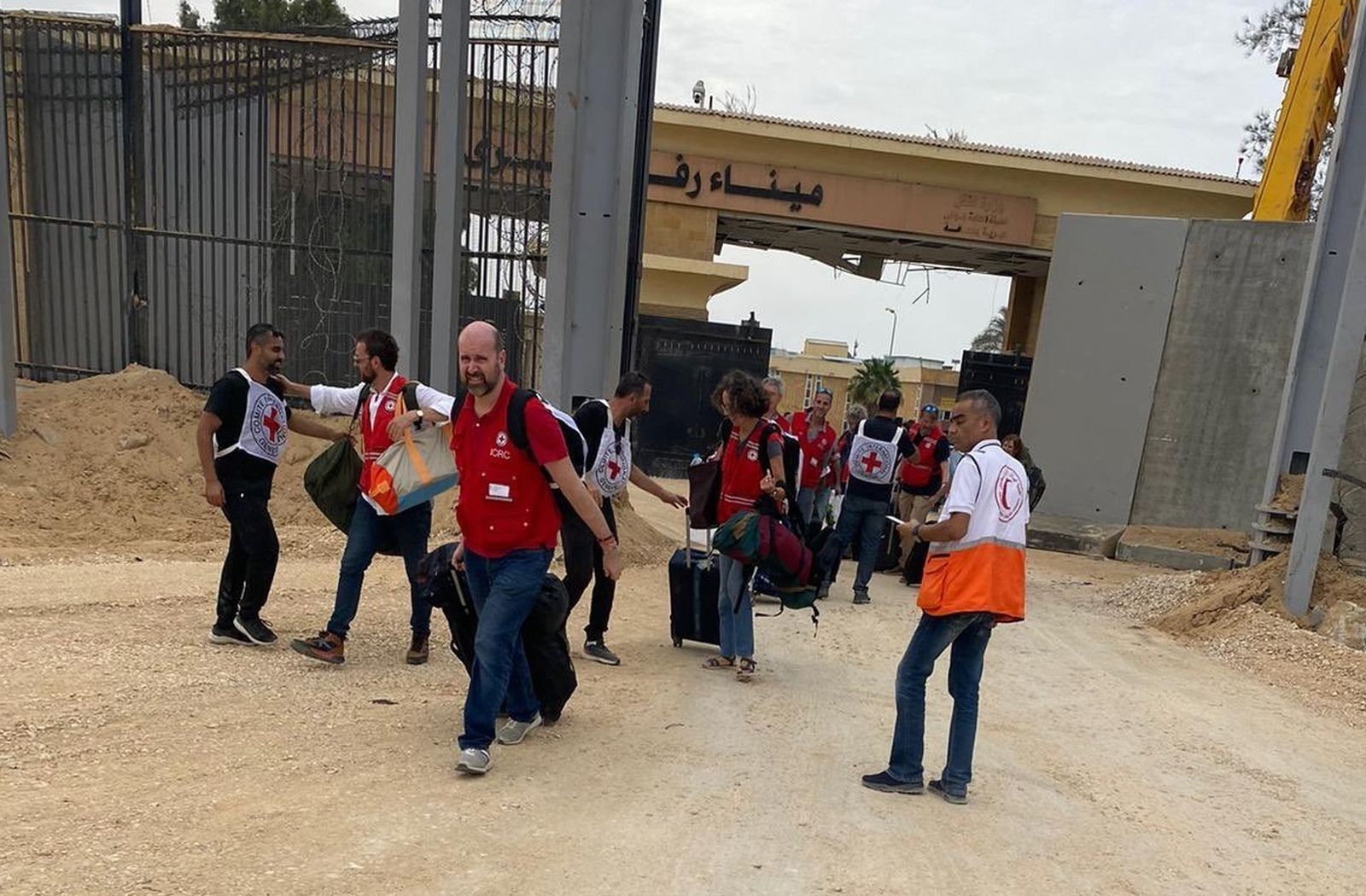Médicos de Cruz Roja entran en Gaza por el paso de Rafah en octubre de 2023
