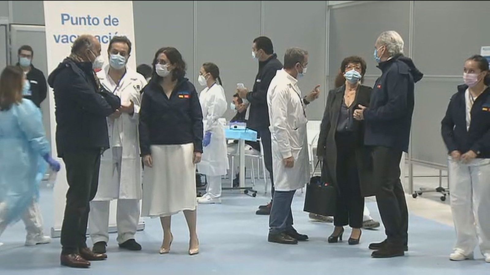Los sanitarios comienzan a inmunizarse en el Zendal mientras se anuncia la vacunación masiva para abril