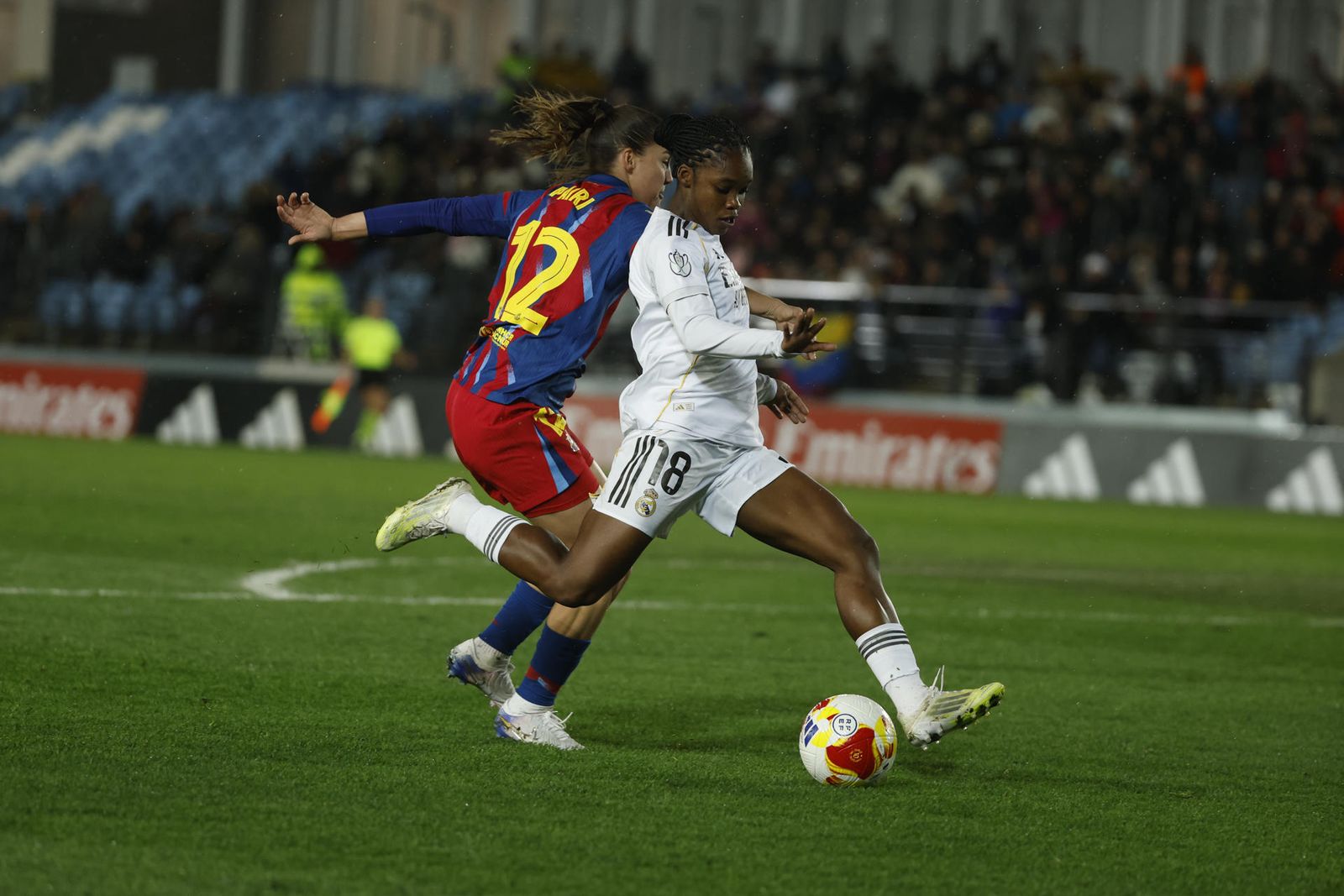 Caicedo ante el Barcelona