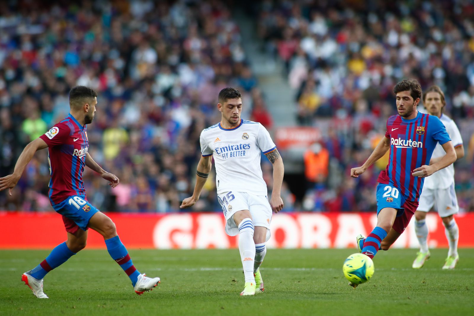 Fede Valverde jugando frente al Barcelona