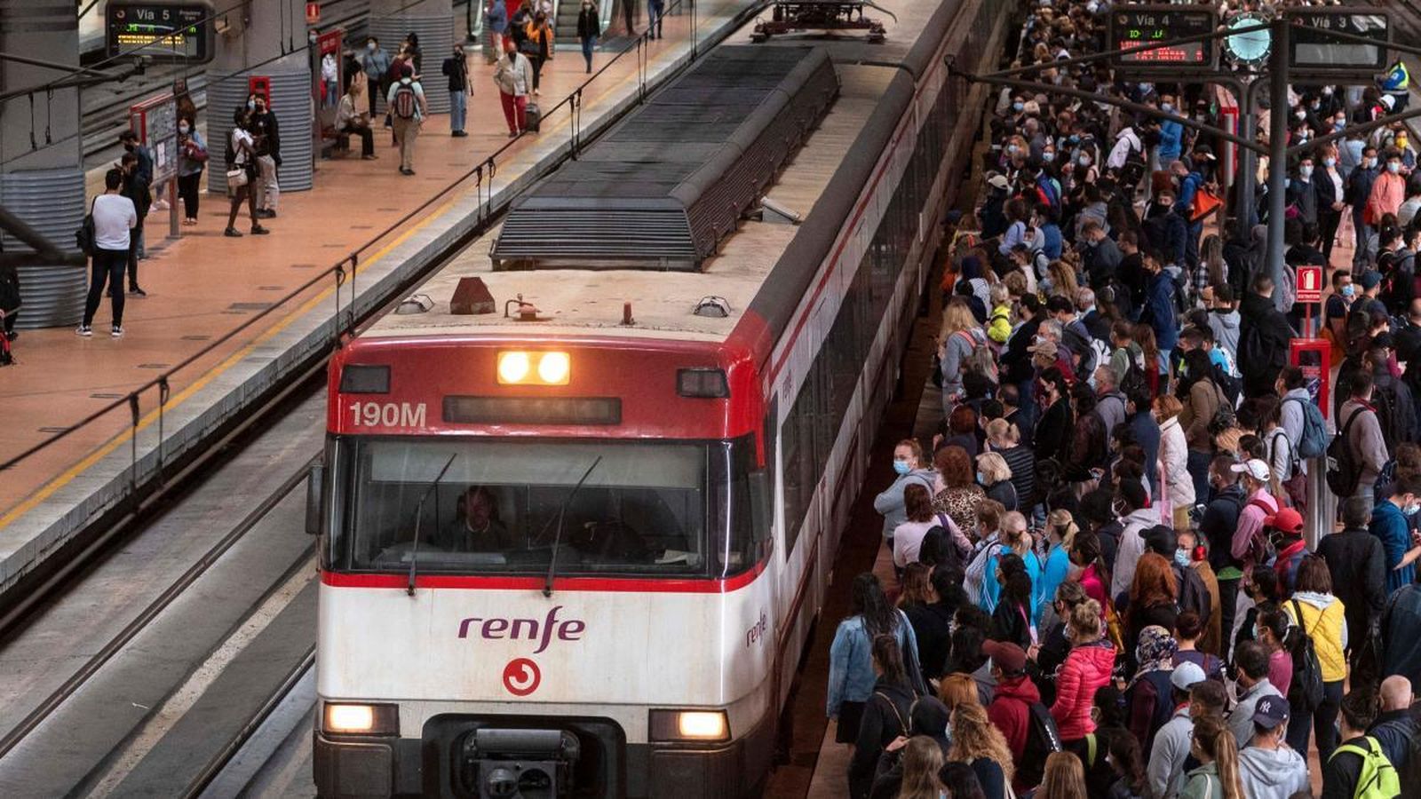 Usuarios de Cercanías en la Estación de Atocha