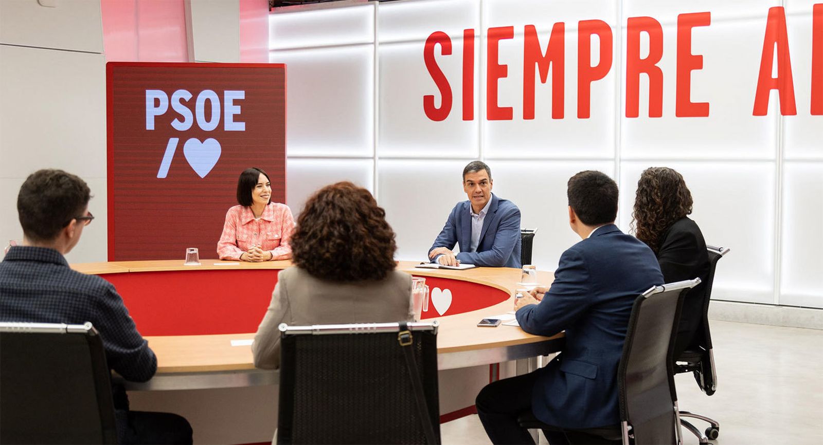 Pedro Sánchez y Diana Morant, con representantes del sector de la ciencia