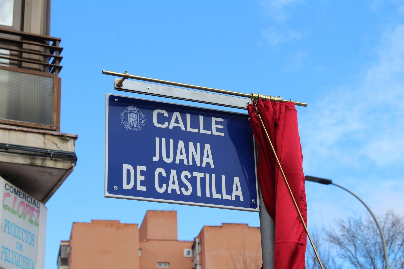 Placa de la calle Juana de Castilla, en Alcalá de Henares