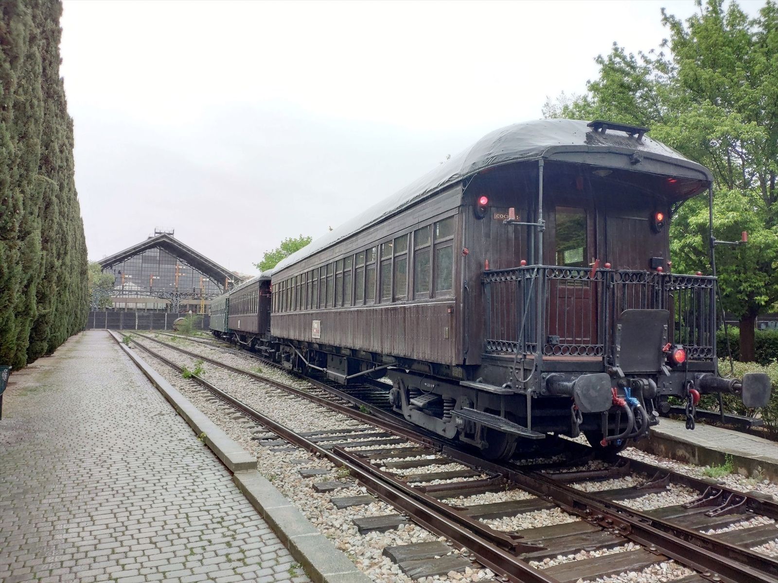 Coches históricos de Renfe empleados en el Tren de la Fresa en las vías de la Estación Museo de Delicias