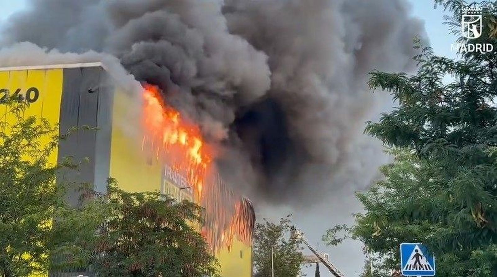 Controlado pero no extinguido el incendio que ha arrasado una nave de trasteros en Villaverde