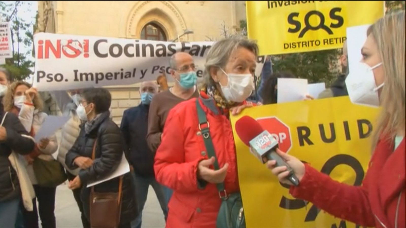 Asociaciones vecinales se concentran en el Ayuntamiento contra las 'terrazas Covid' y las 'cocinas fantasma'