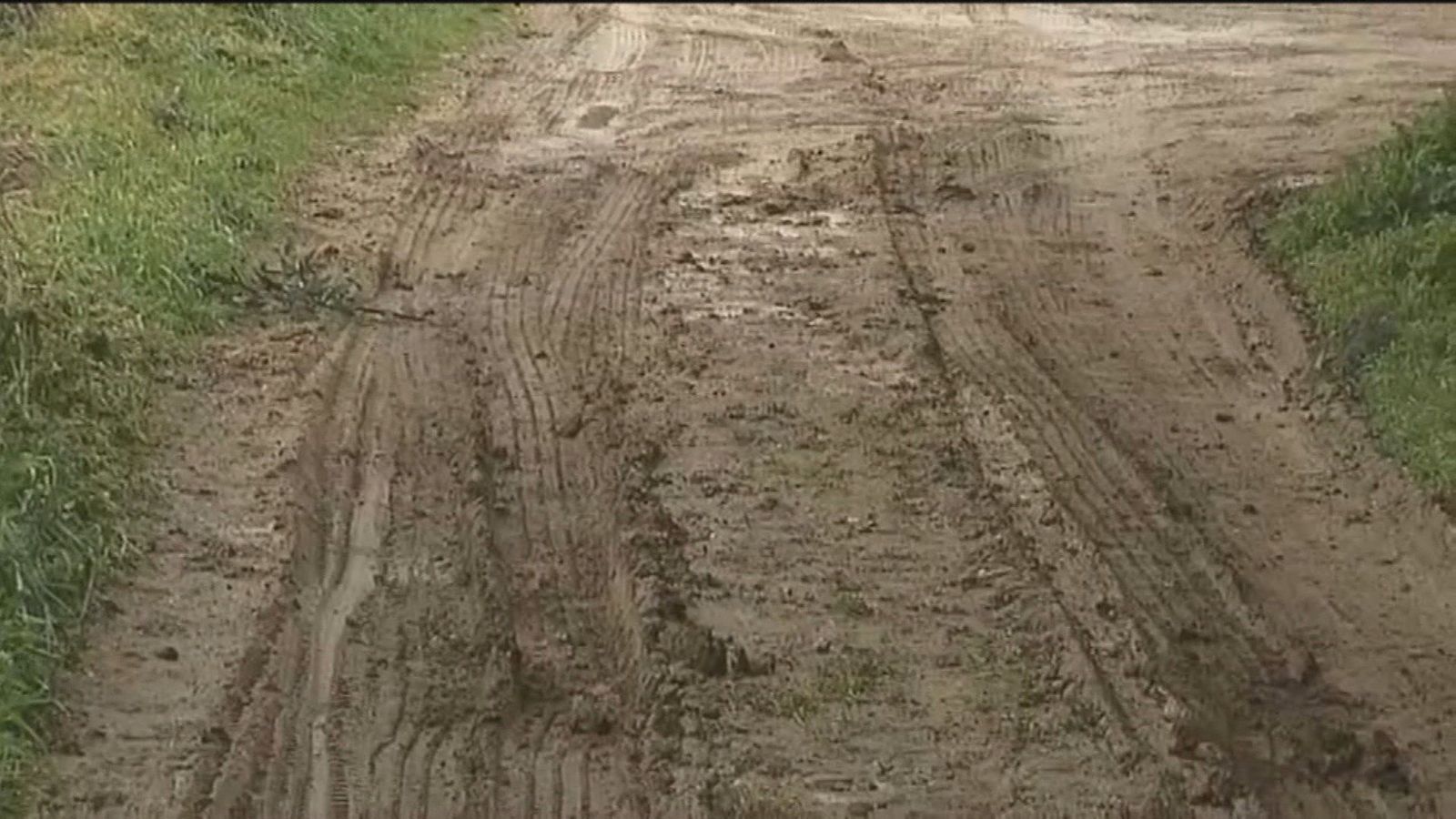 Conflicto en Serracines (Fresno de Torote) por un camino de tierra de una urbanización convertido en un barrizal
