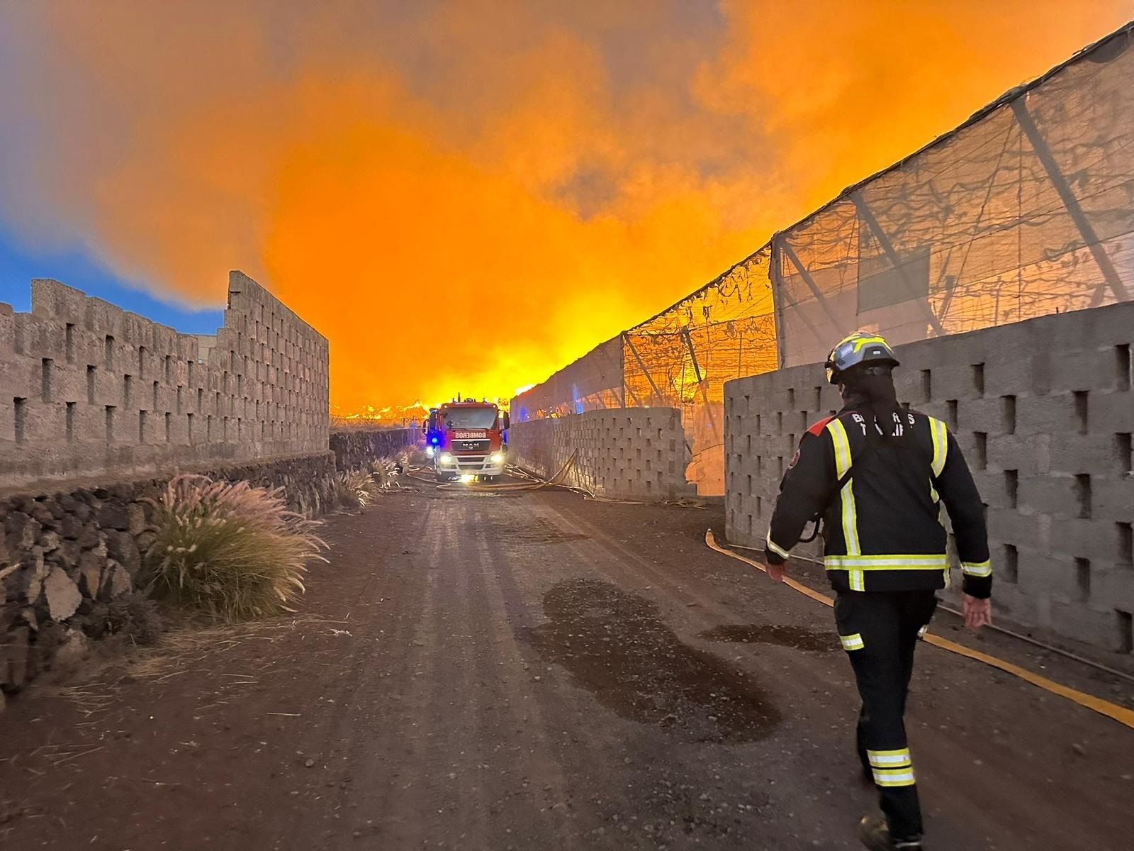 Doce dotaciones de bomberos trabajan en un incendio en una planta de compostaje que podría durar varios días en Arona, Tenerife