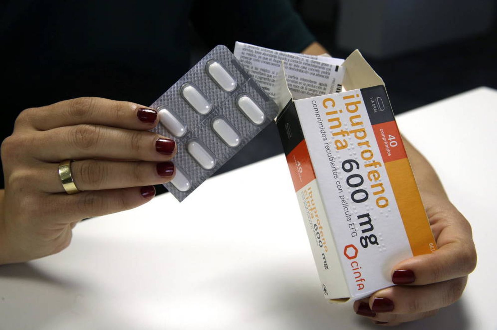 Una caja de Ibuprofeno de 600 mg (EFE)