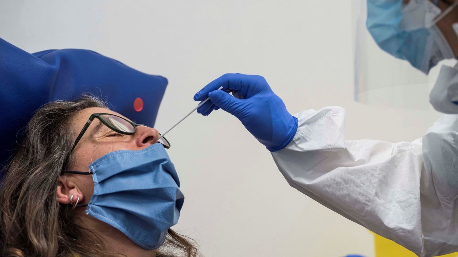Realización de una prueba de antígenos a una persona