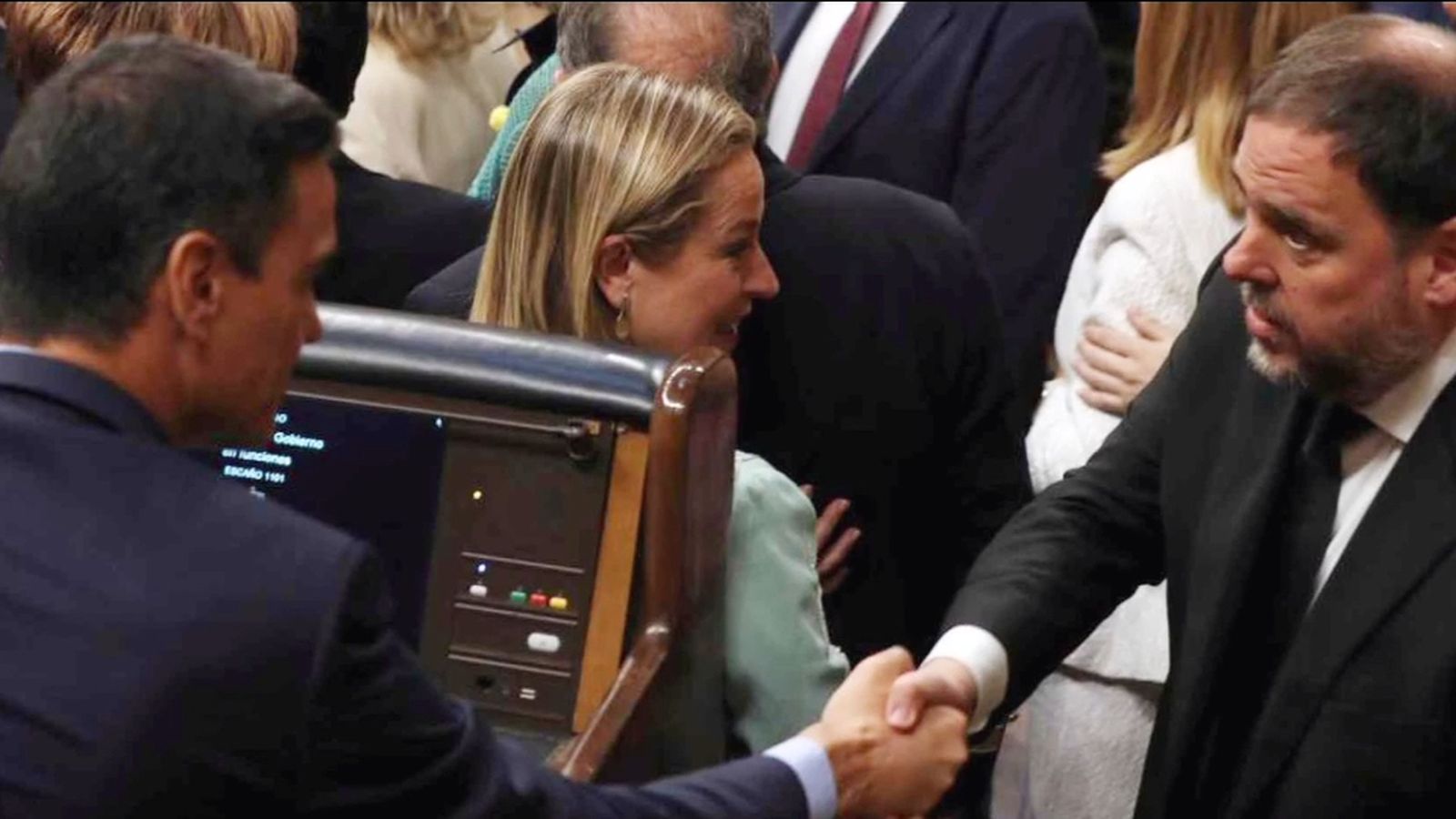 Pedro Sánchez saluda a Junqueras