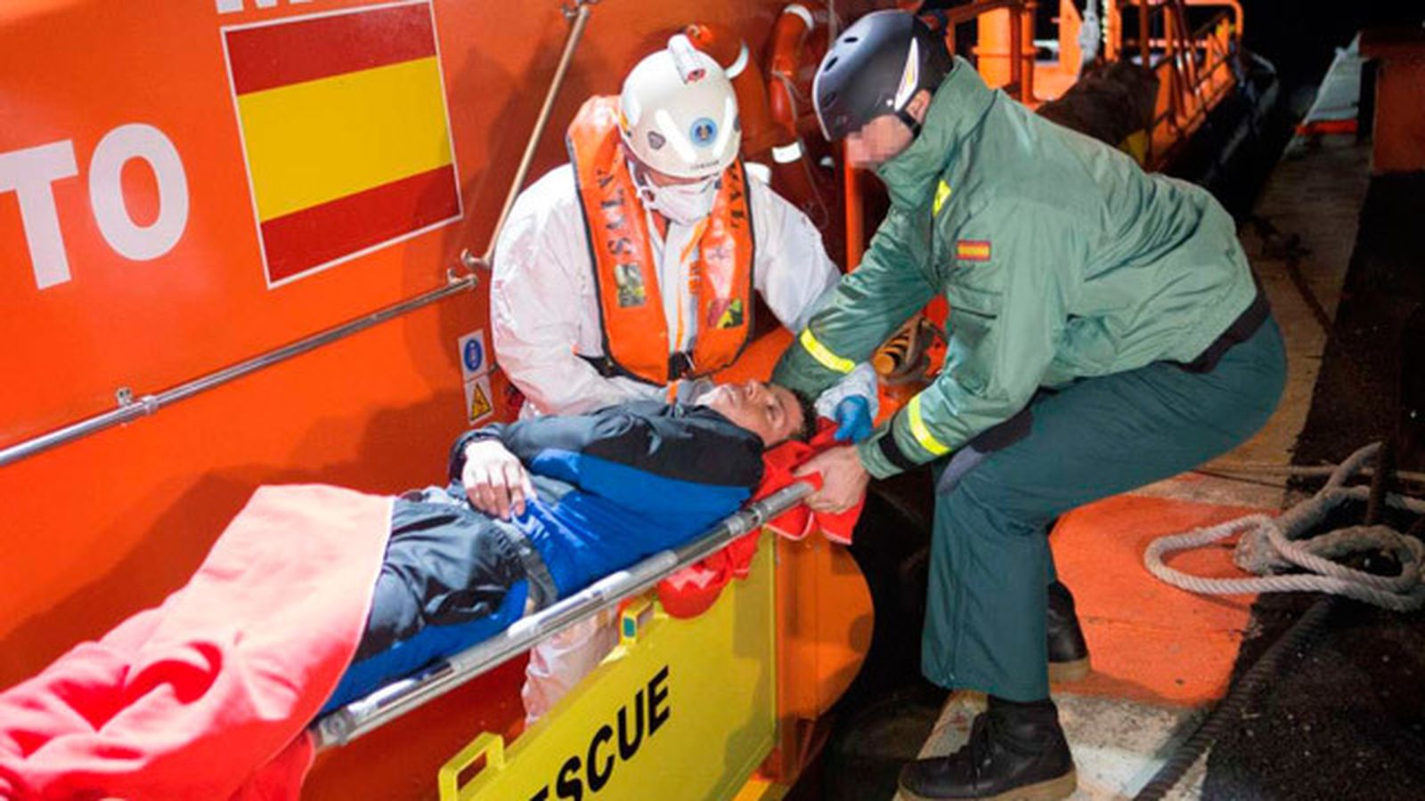 Rescatan a doce personas de una patera en aguas de Alborán