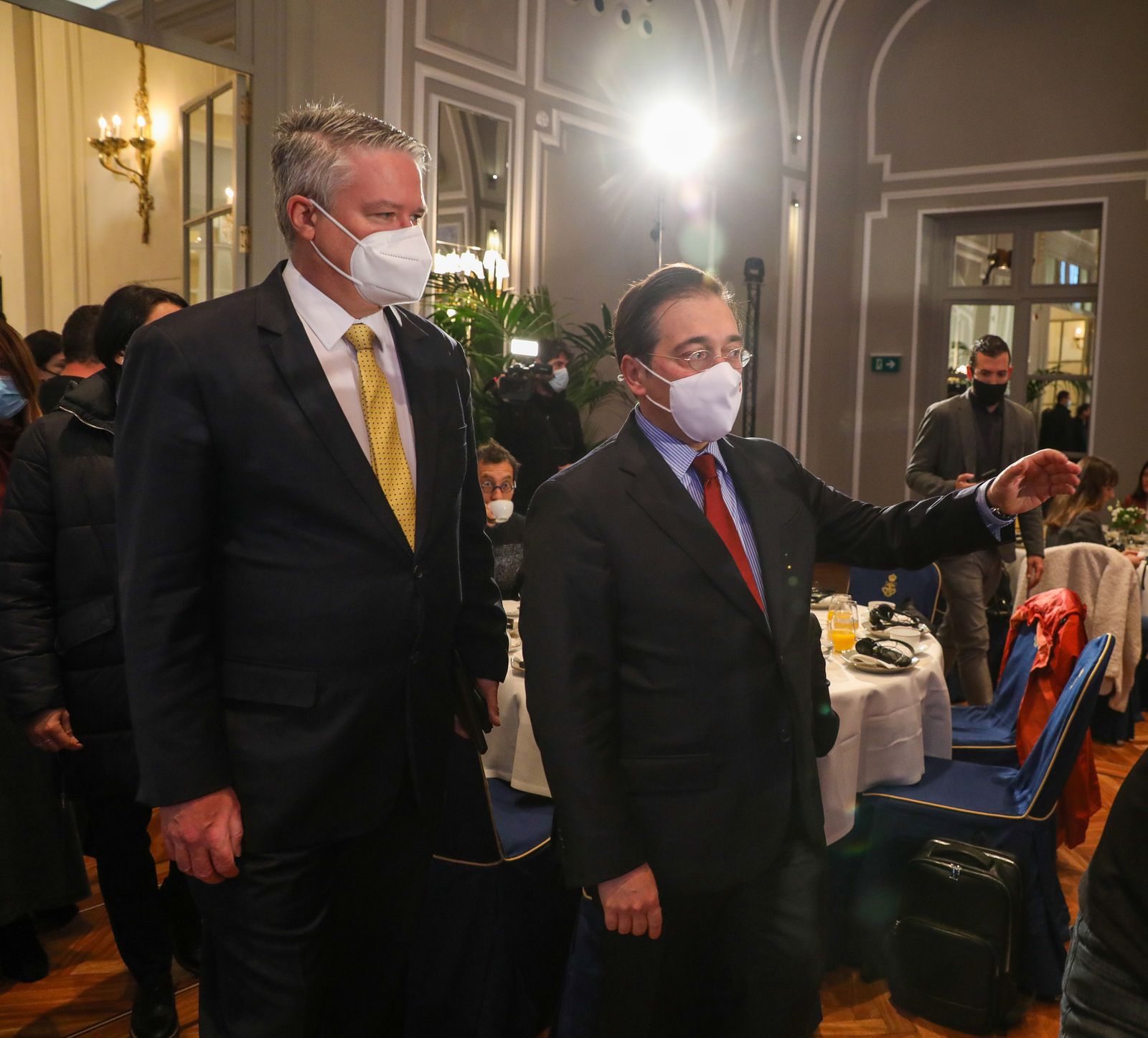 El secretario general de la OCDE, Mathias Cormann y el ministro de Exteriores José Manuel Albares,