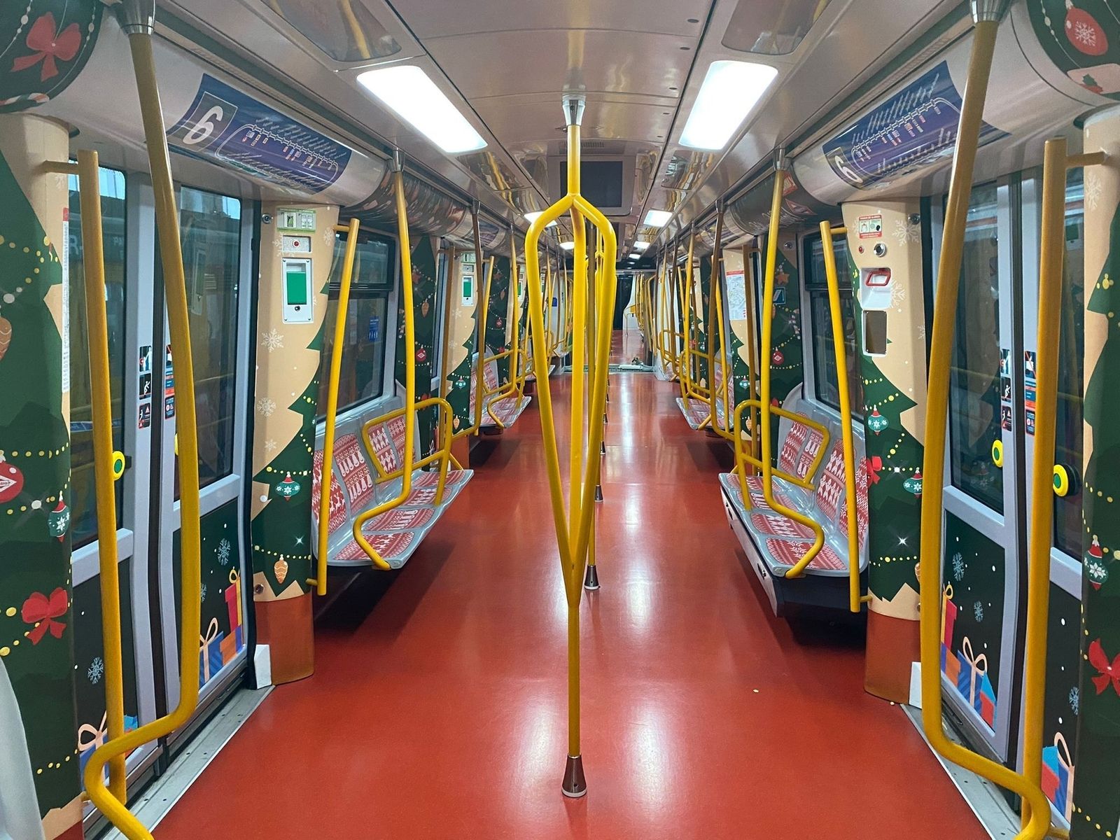 Metro de Madrid estrena su 'Tren de la Navidad'