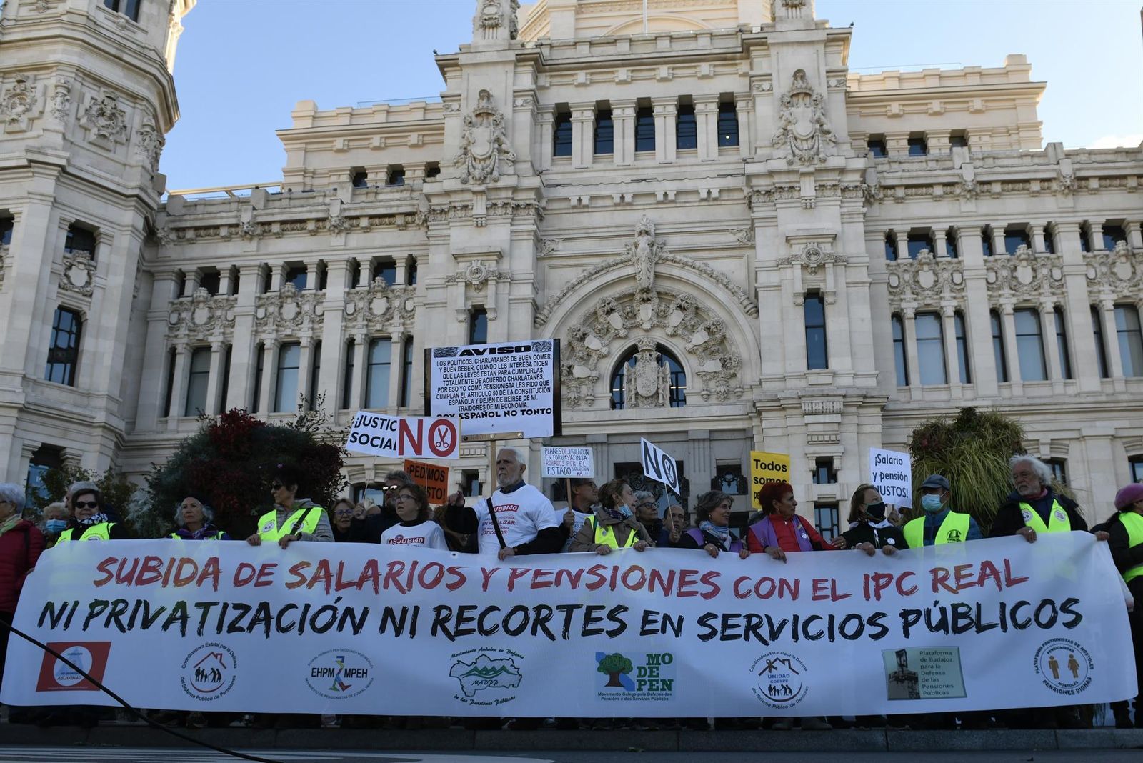 Varias personas sostienen una pancarta durante la manifestación, este sábado en Cibeles