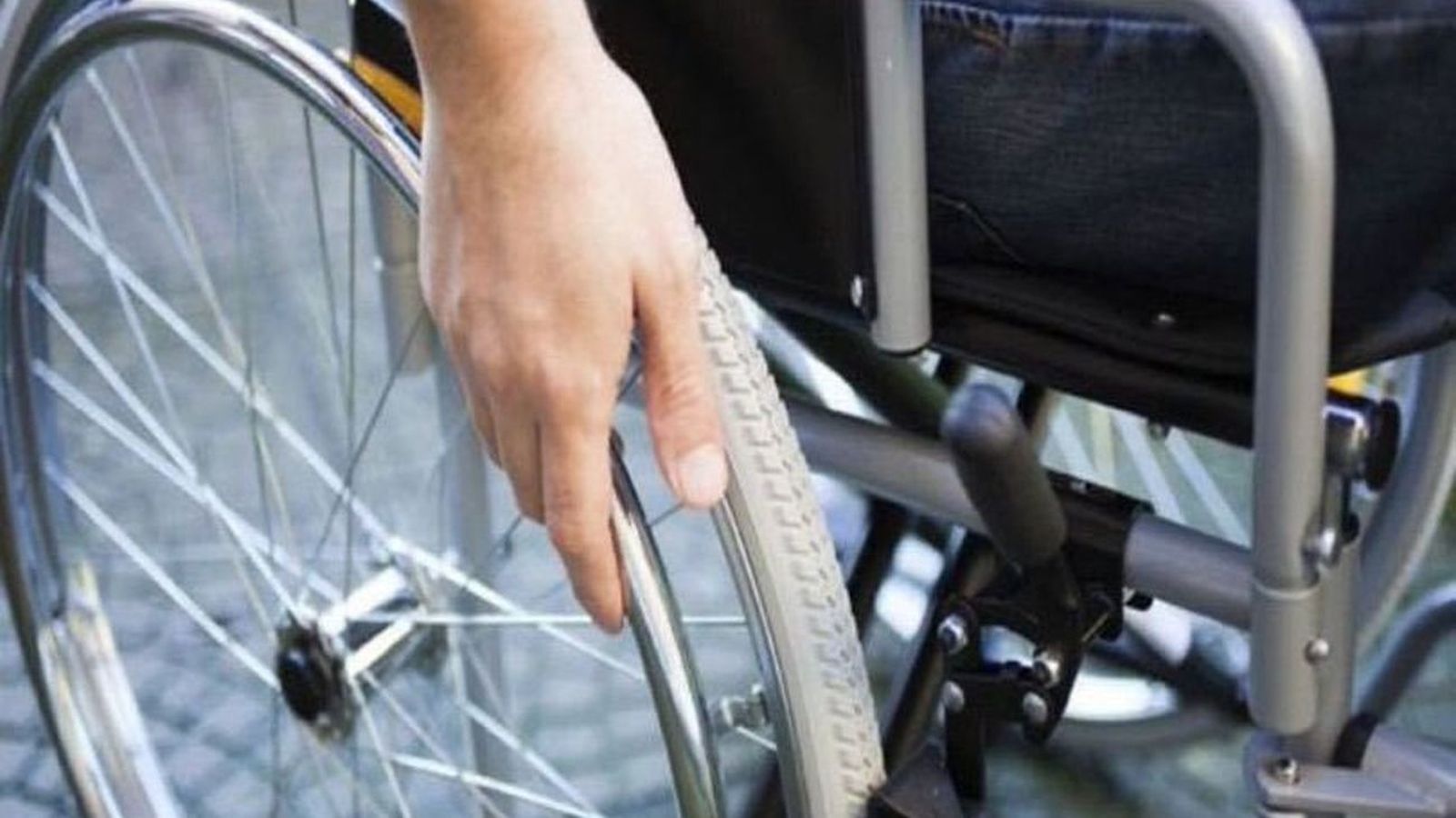 Una persona en silla de ruedas