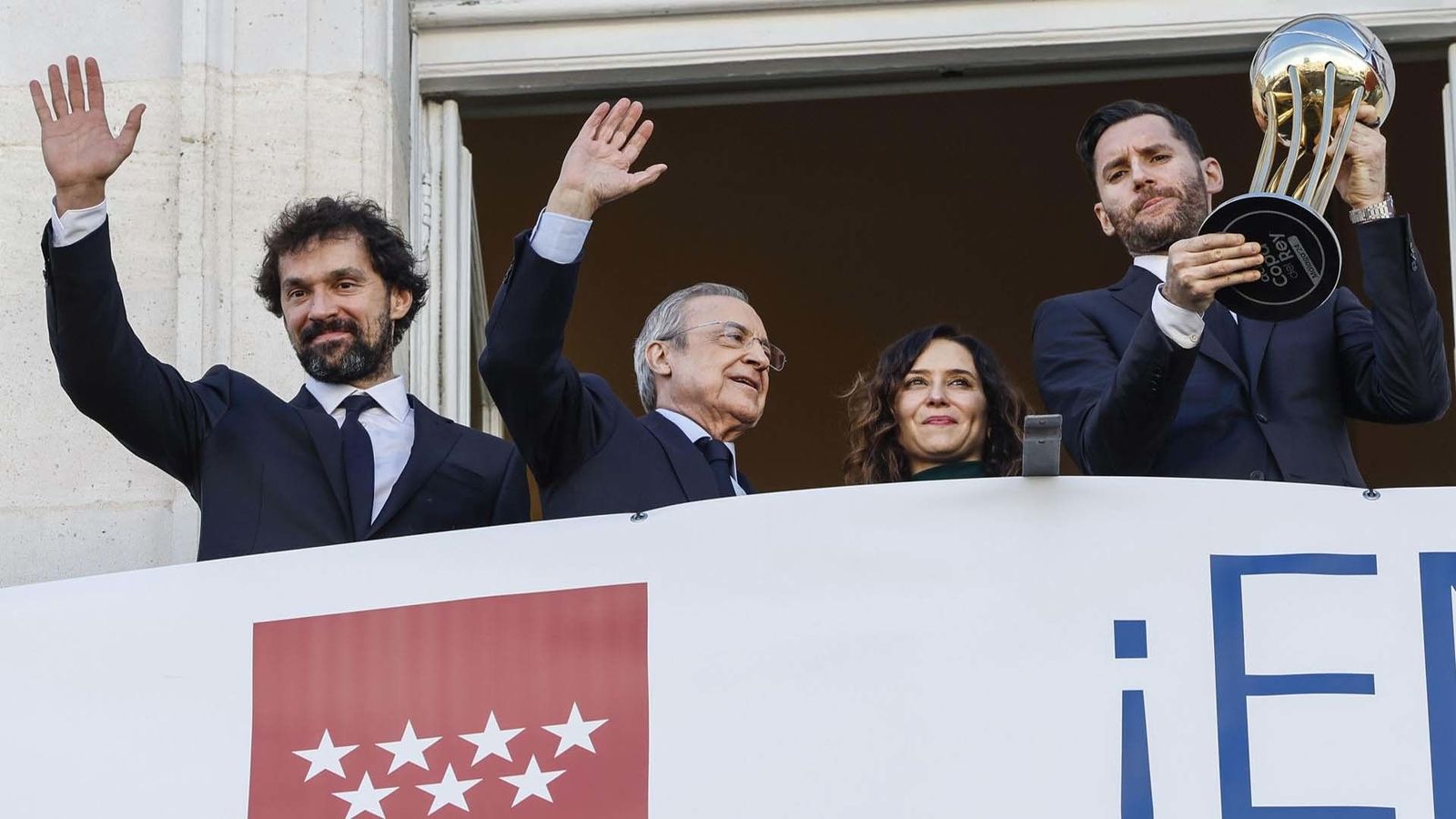 El Real Madrid entrega 4 años después una Copa del Rey de baloncesto a los madrileños