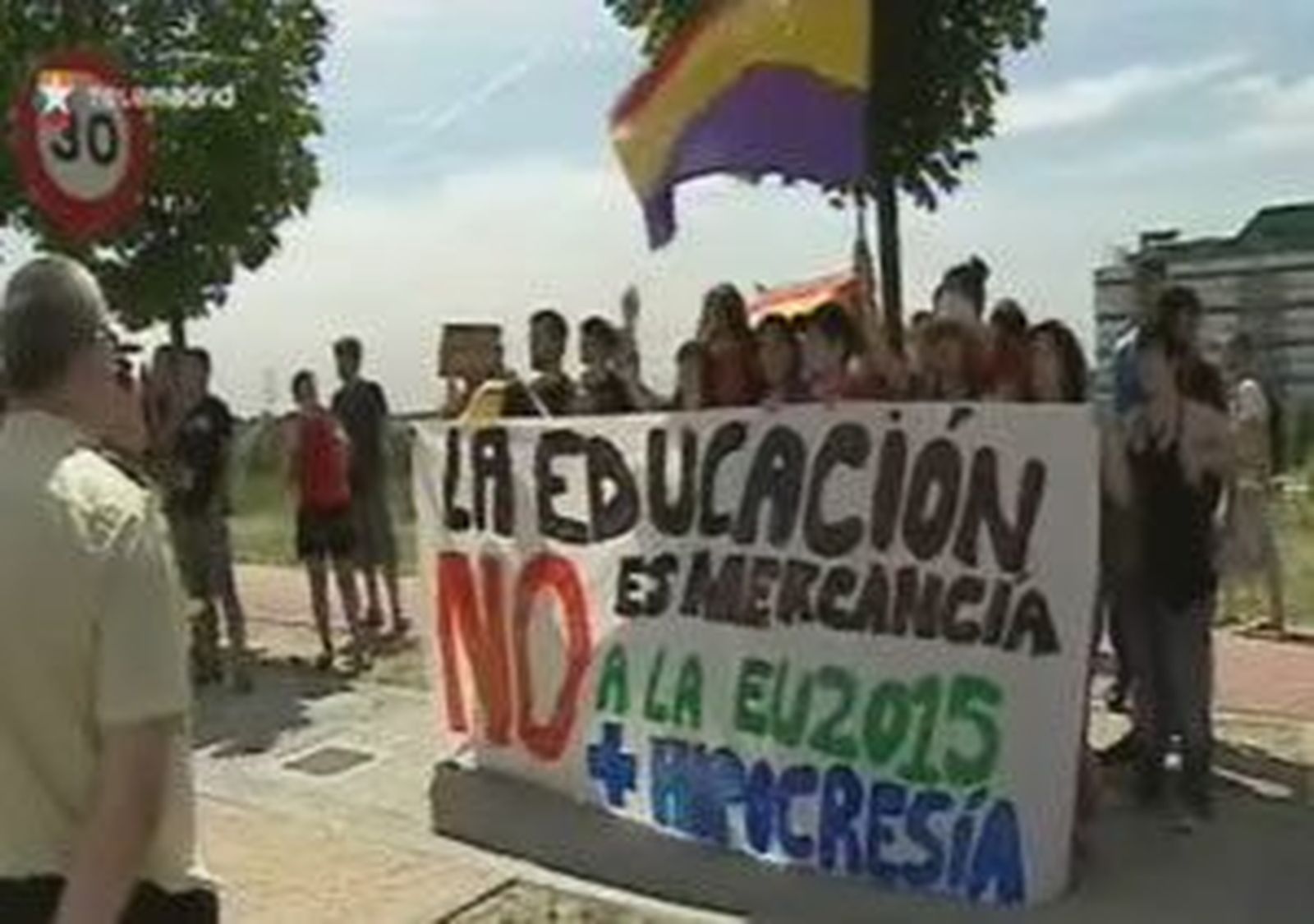 Un grupo de indignados abuchea al Príncipe al llegar a la Autónoma de Madrid