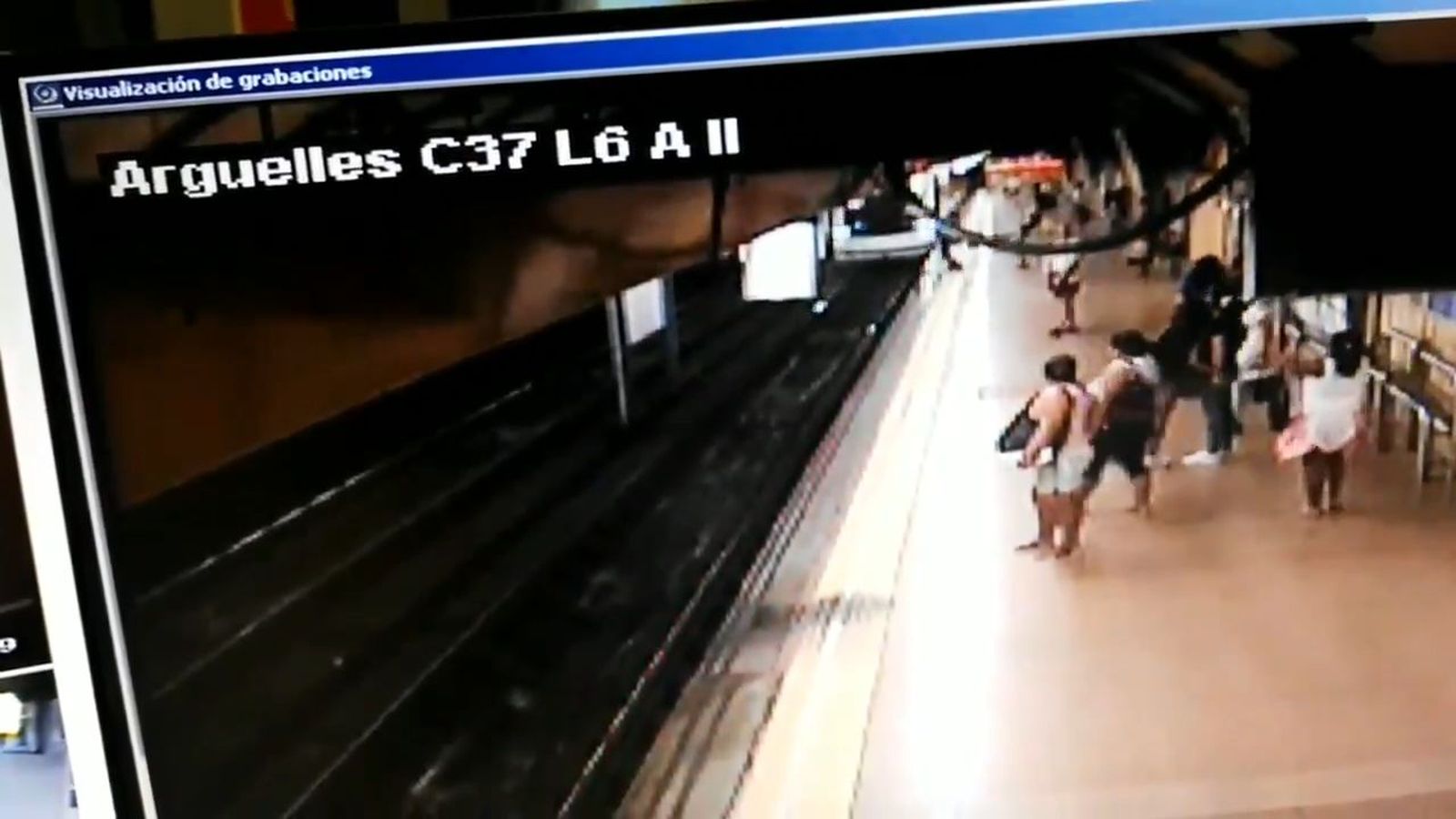 Un hombre se salva de milagro en el Metro de Madrid tras ser empujado por otro a las vías