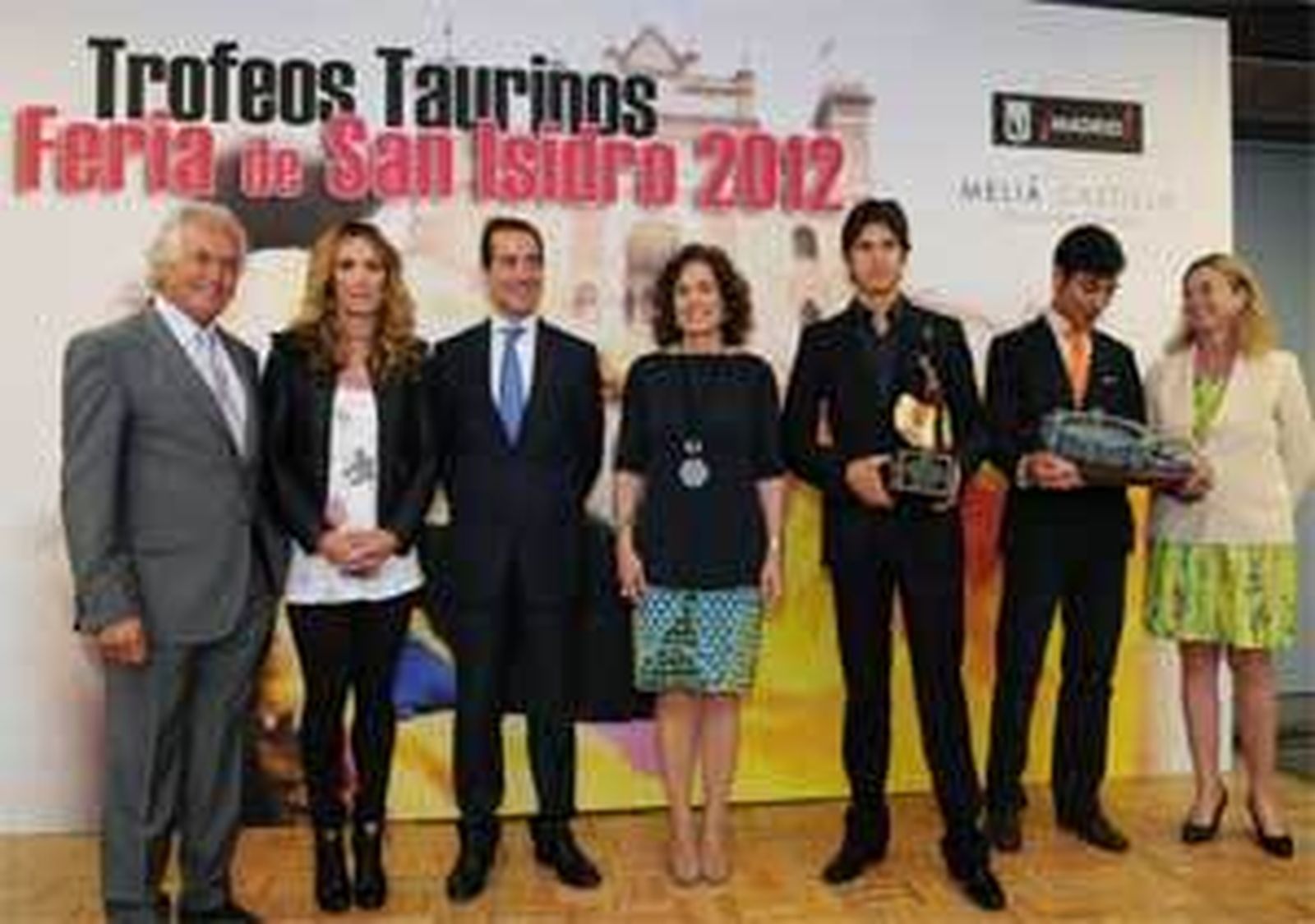La alcaldesa entrega los Premios Taurinos de San Isidro 2012