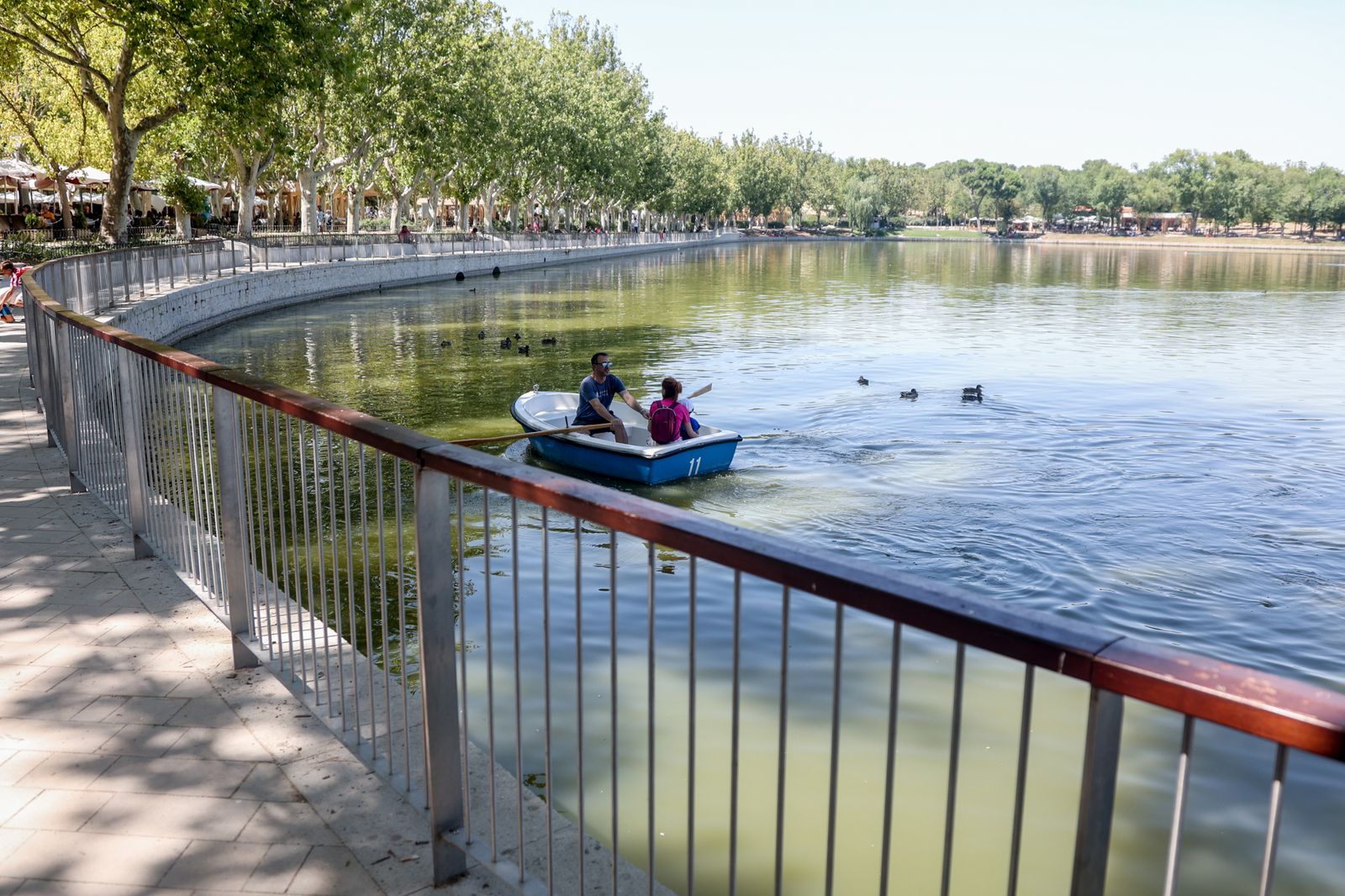 Barca en el lago de El Retiro
