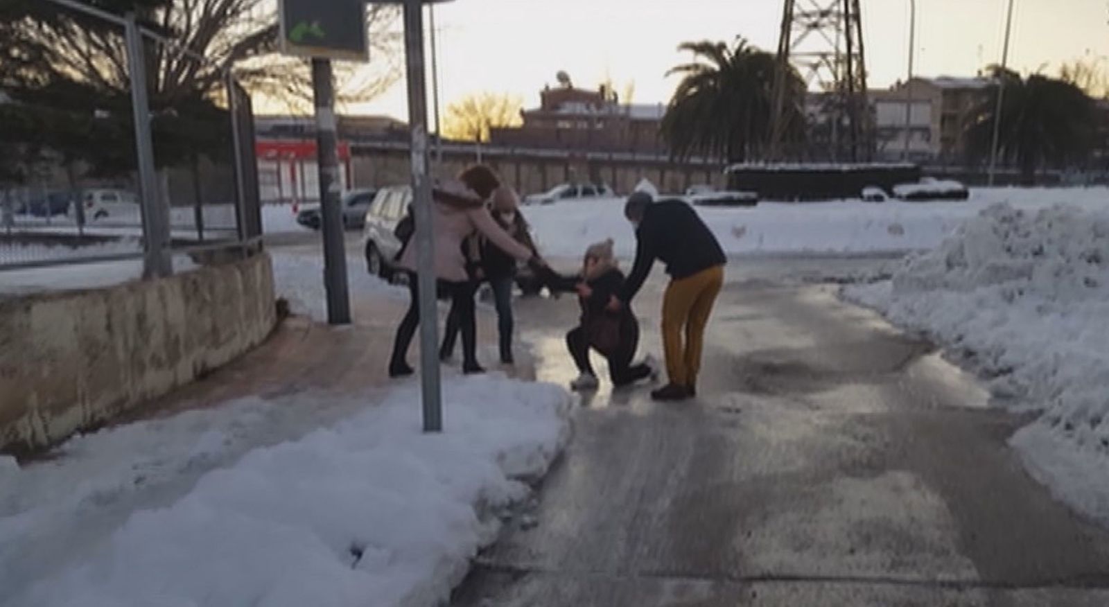 Una persona es ayudada tras resbalar y caerse por culpa del hielo