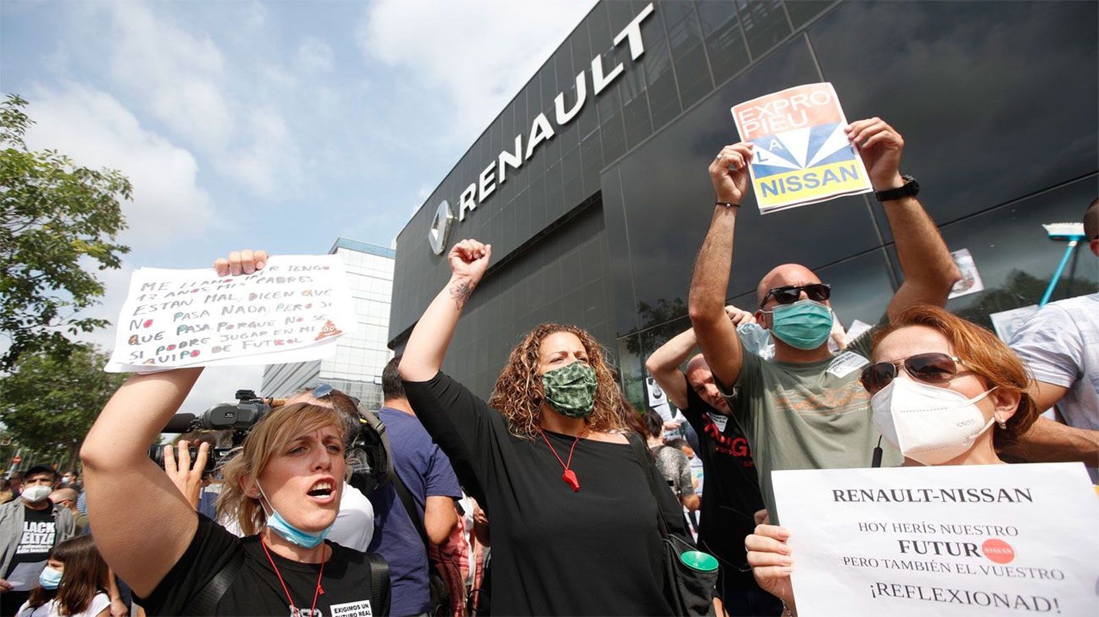 Trabajadores de Nissan se manifiestan contra Renault y cortan la B-23