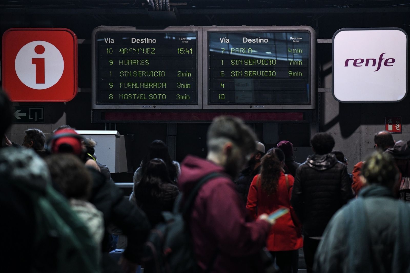Personas esperando en la estación de Atocha el Cercanías
