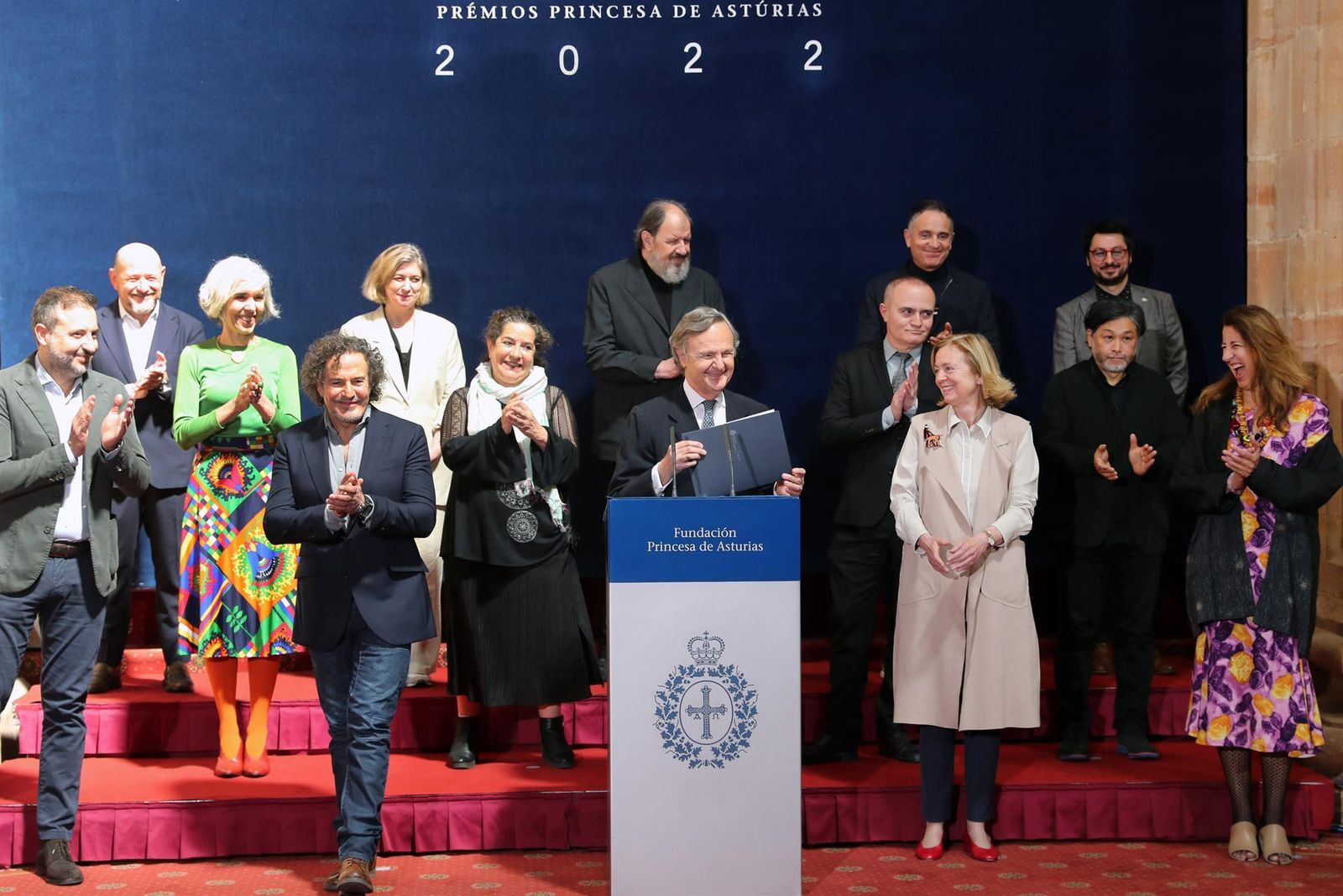 El presidente del jurado del Premio Princesa de Asturias de las Artes, Ricardo Martí Fluxá (c), anuncia a la cantaora Carmen Linares y la coreógrafa María Pagés como las ganadoras del Premio Princesa de Asturias de las Artes
