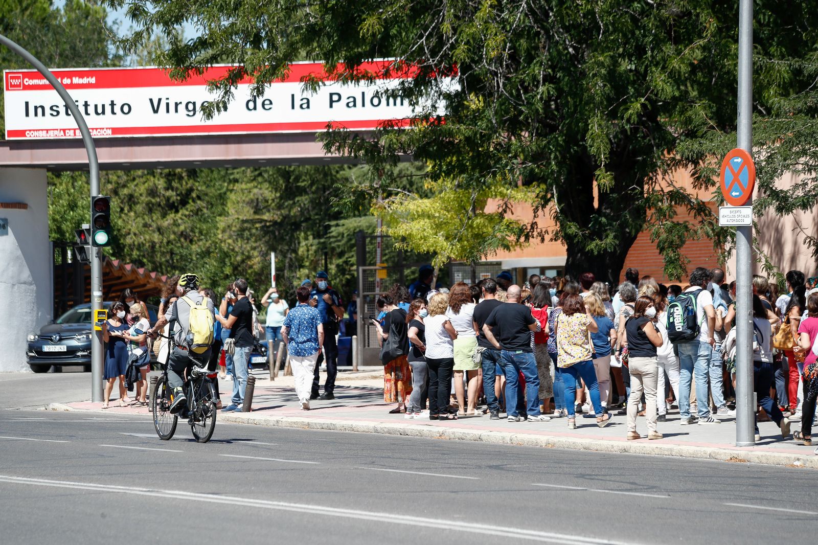 Alumnos a las puertas de un instituto