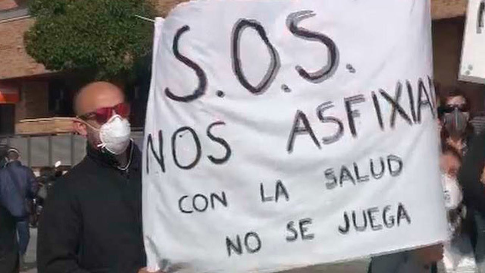 Vecinos de Seseña piden más medios para sofocar el incendio de las ruedas
