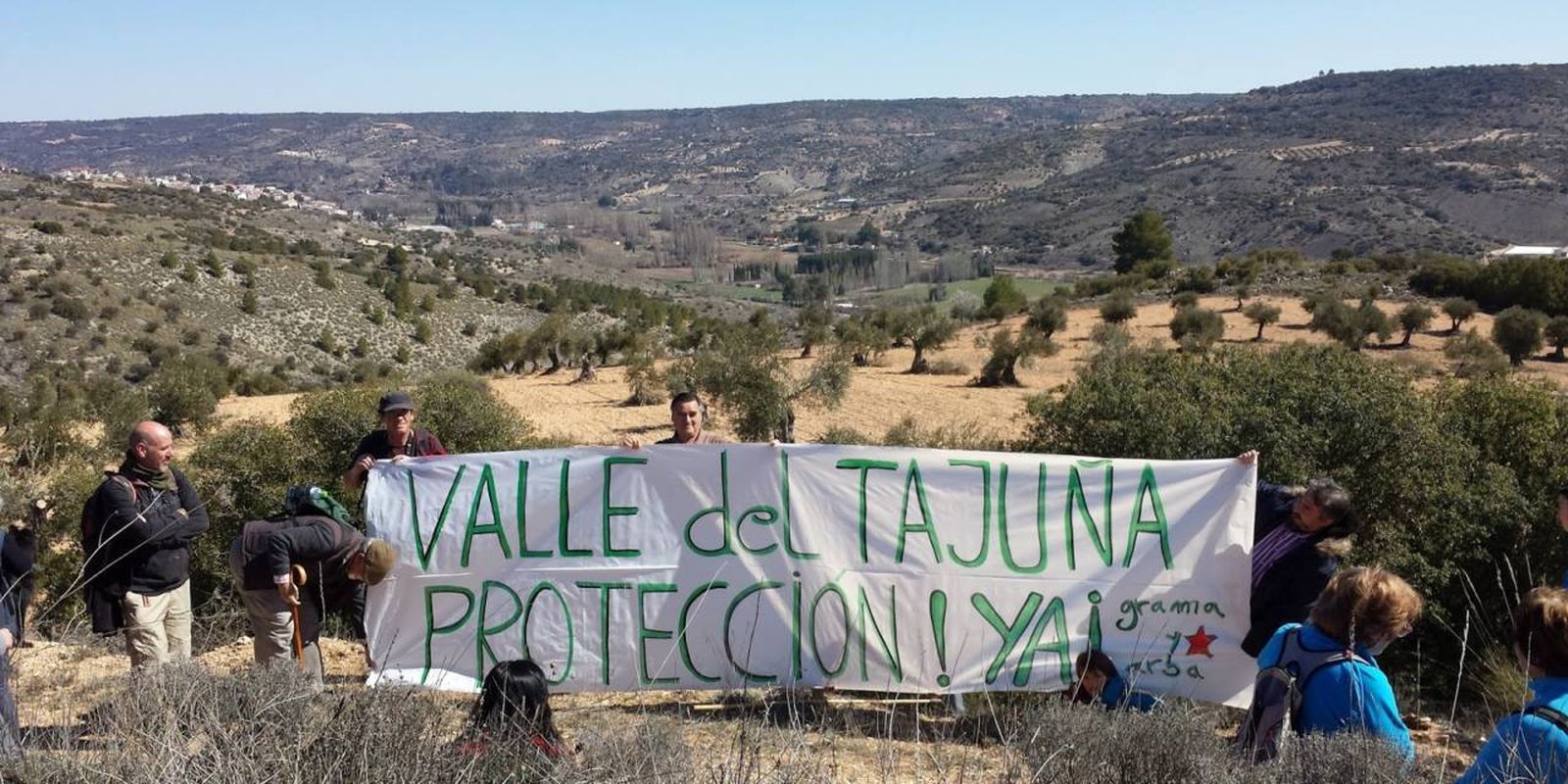 Ecologistas reclamando la protección del Valle del Tajuña de Madrid