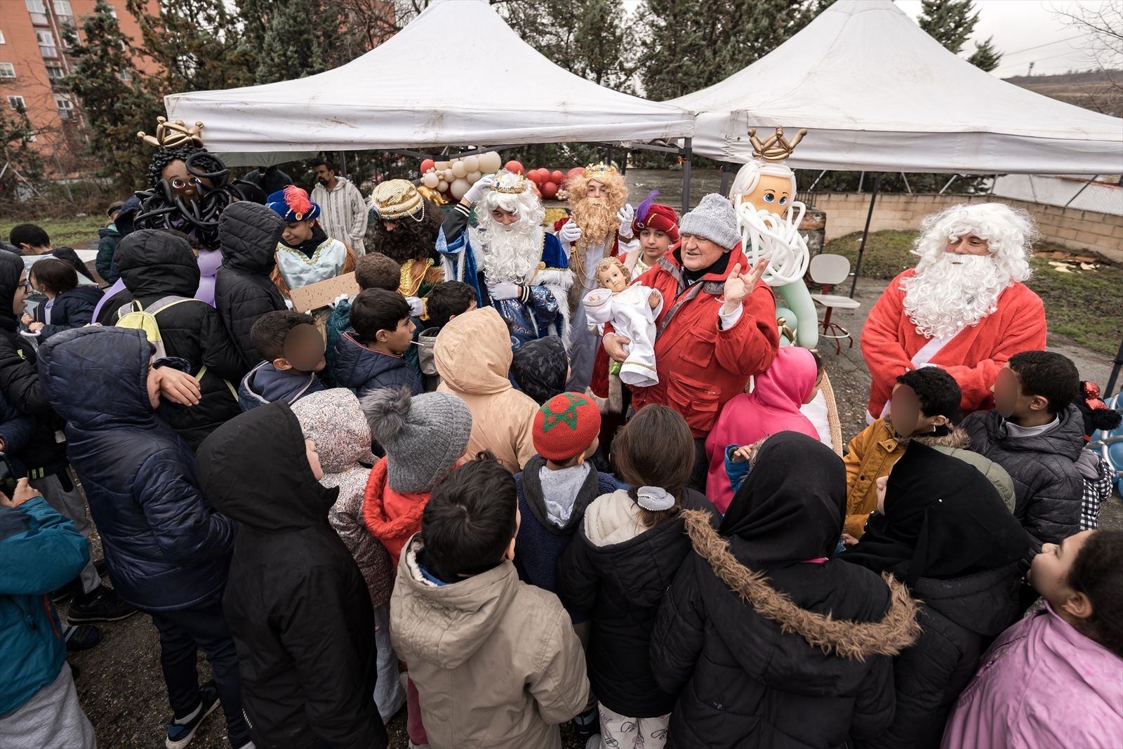 Los Reyes Magos entregan juguetes a niños de la Cañada Real