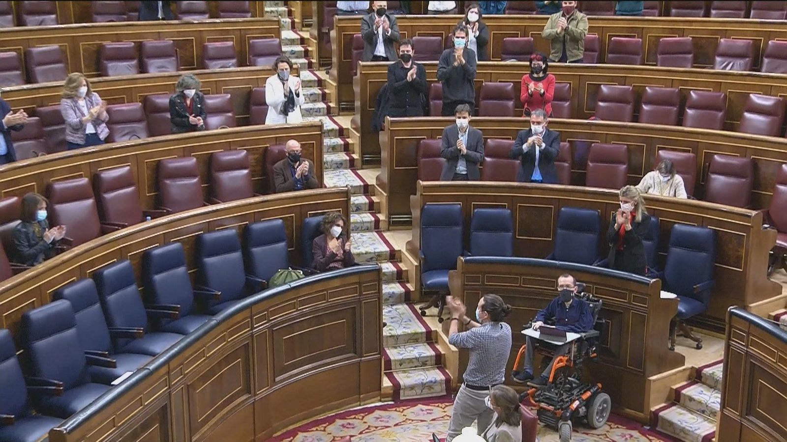 Iglesias dice adiós al Congreso con lágrimas y un recuerdo para las víctimas del franquismo