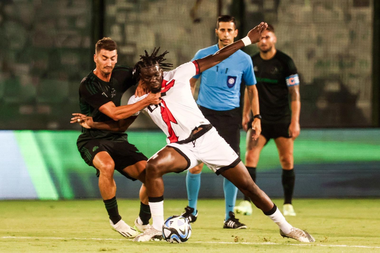 Nteka lucha por un balón