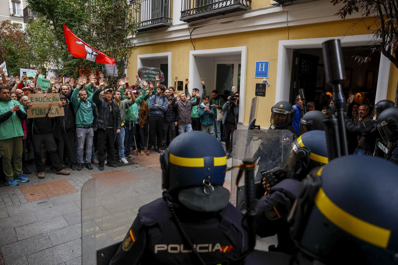 Agentes de la Policía Nacional ante los docentes que se han dirigido al Palacio de Santoña donde se encuentra la presidenta madrileña, Isabel Díaz Ayuso
