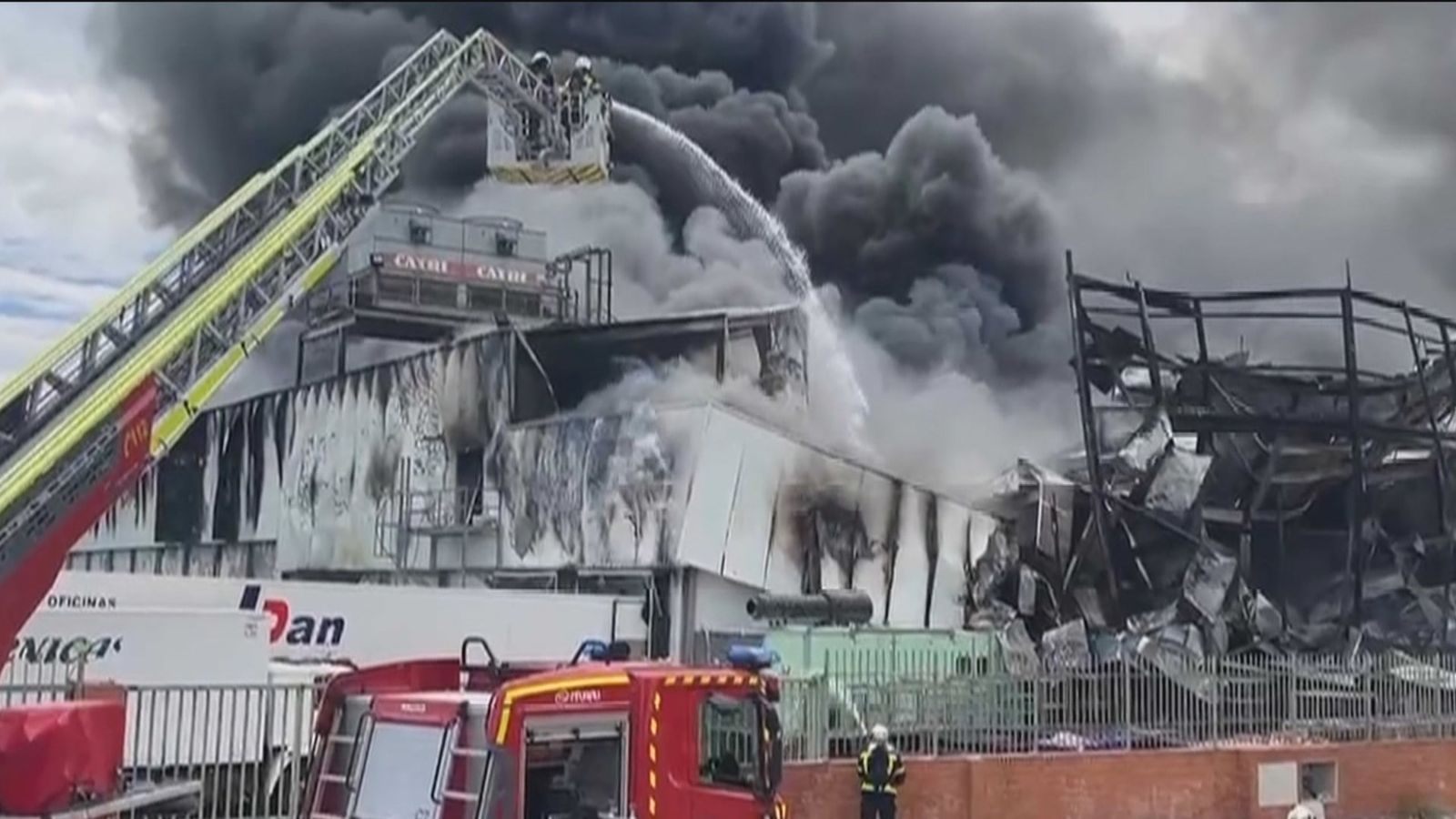 Bomberos en Getafe intentando apagar el fuego