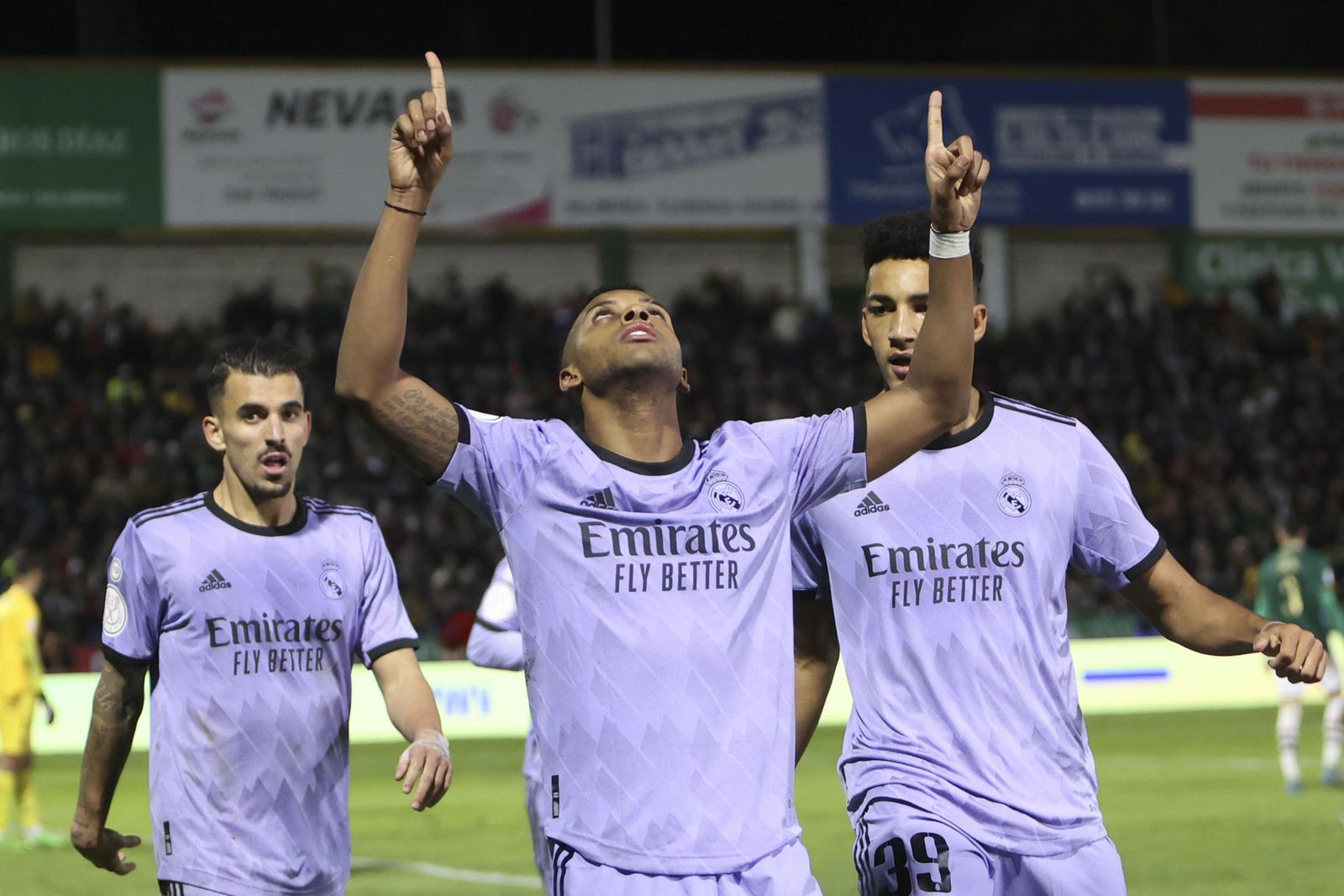 El delantero del Real Madrid Rodrygo celebra su gol ante el CD Cacereño