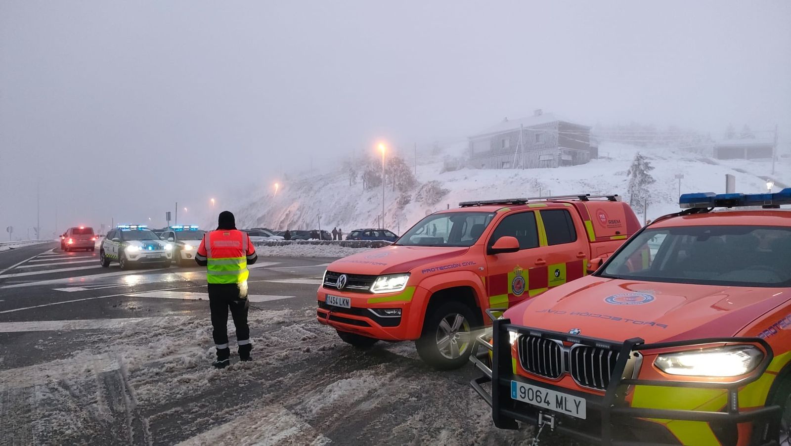 Los madrileños acuden en masa a la Sierra en busca de la nieve
