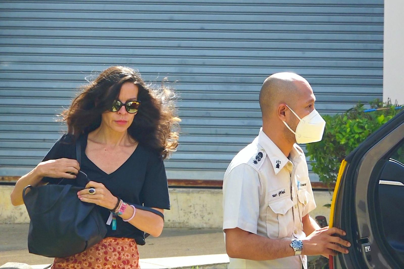 Silvia Bronchalo sale tras visitar a su hijo Daniel Jerónimo Sancho Bronchalo, acusado de asesinar y descuartizar a un cirujano colombiano.